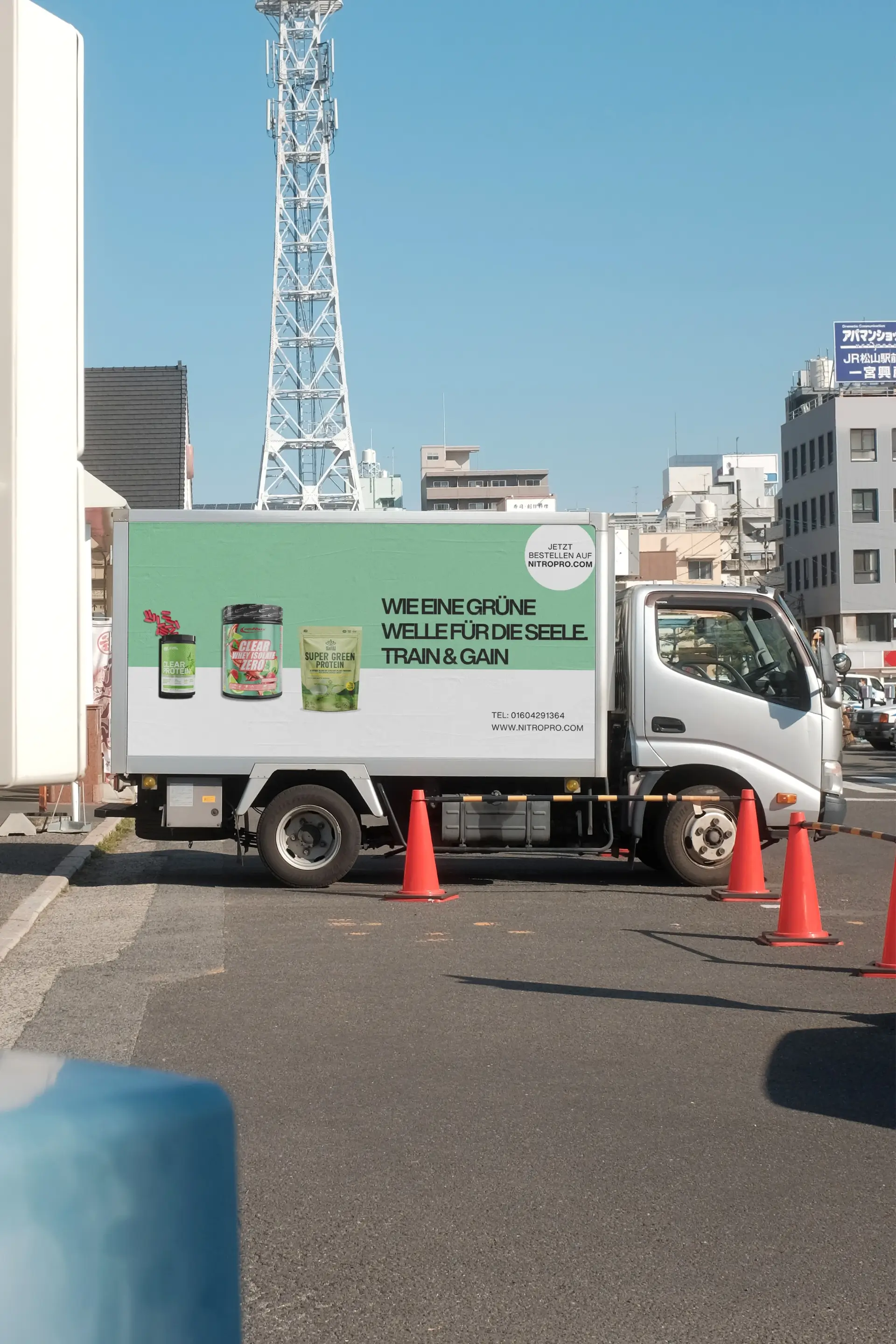 LKW mit Werbung am Anhänger