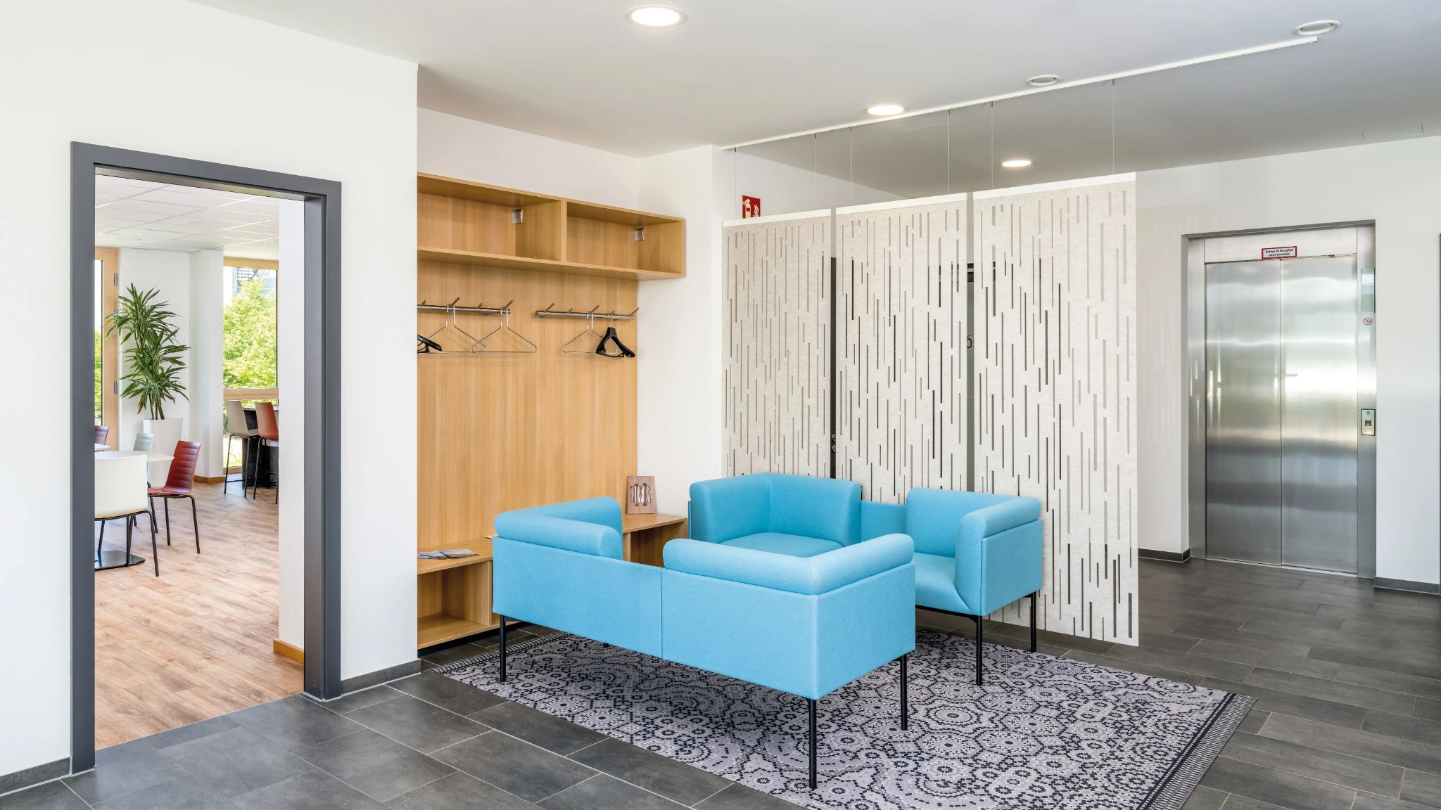 Modernes Foyer mit blauen Sofas.