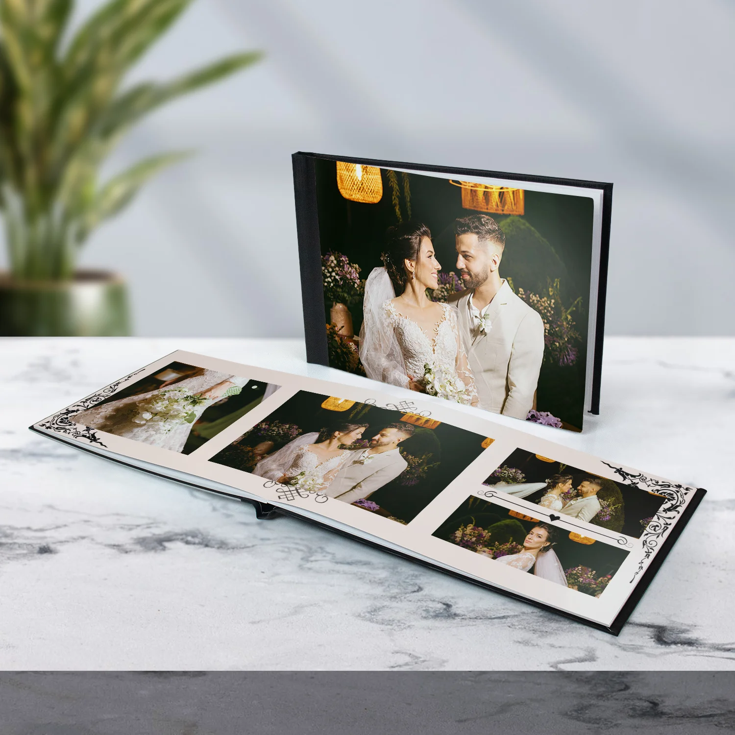 Pessoa segurando Fotolivro com foto em preto e branco de mãe beijando o filho recém-nascido, com o nome Pedro Henrique escrito na imagem