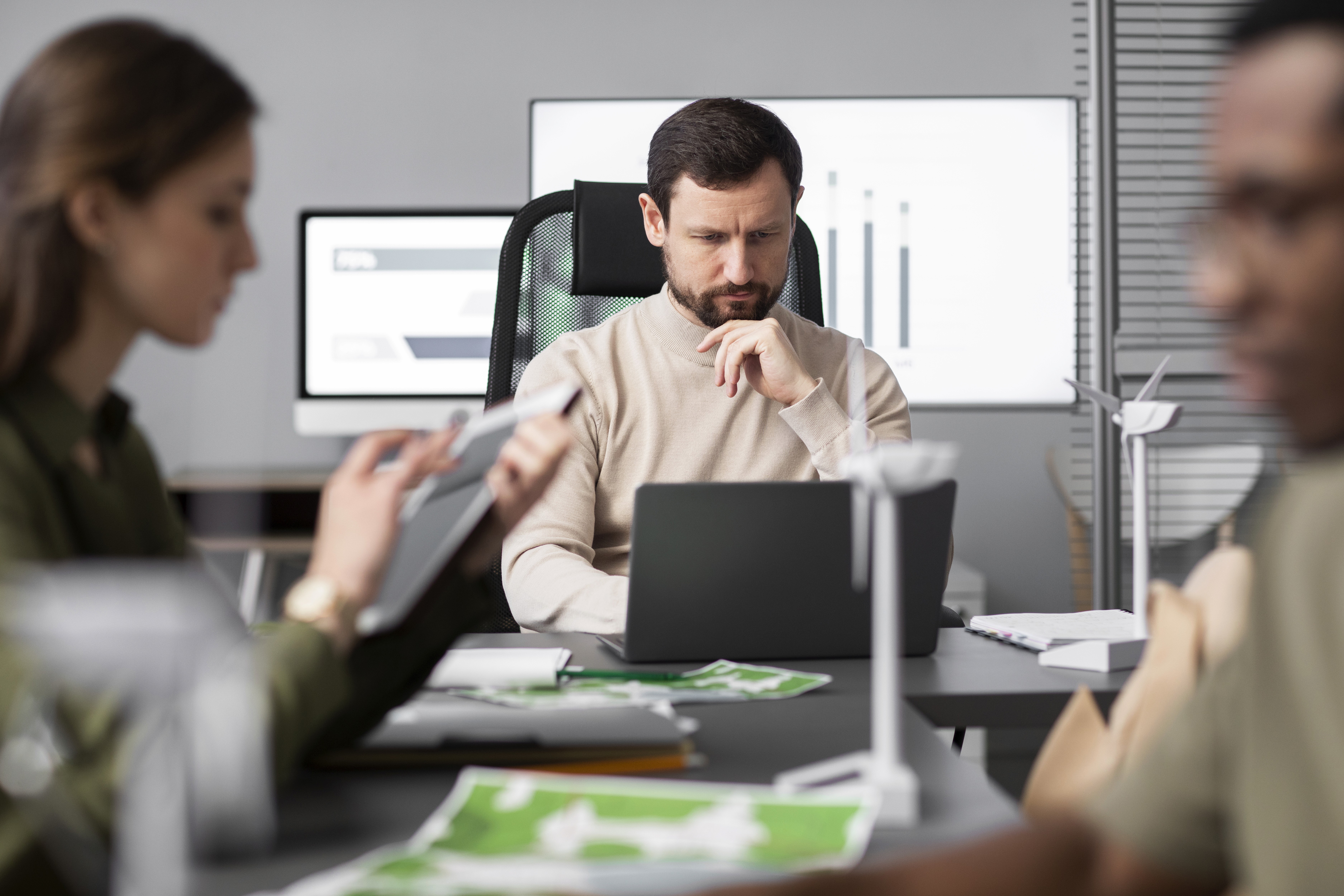 Agenzia Web vs Freelance SEO: Qual è la scelta migliore per la tua azienda nel 2026