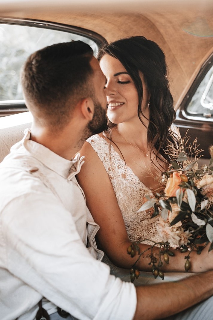 Eine Braut mit verspieltem Hochzeitskleid wird fotografiert.