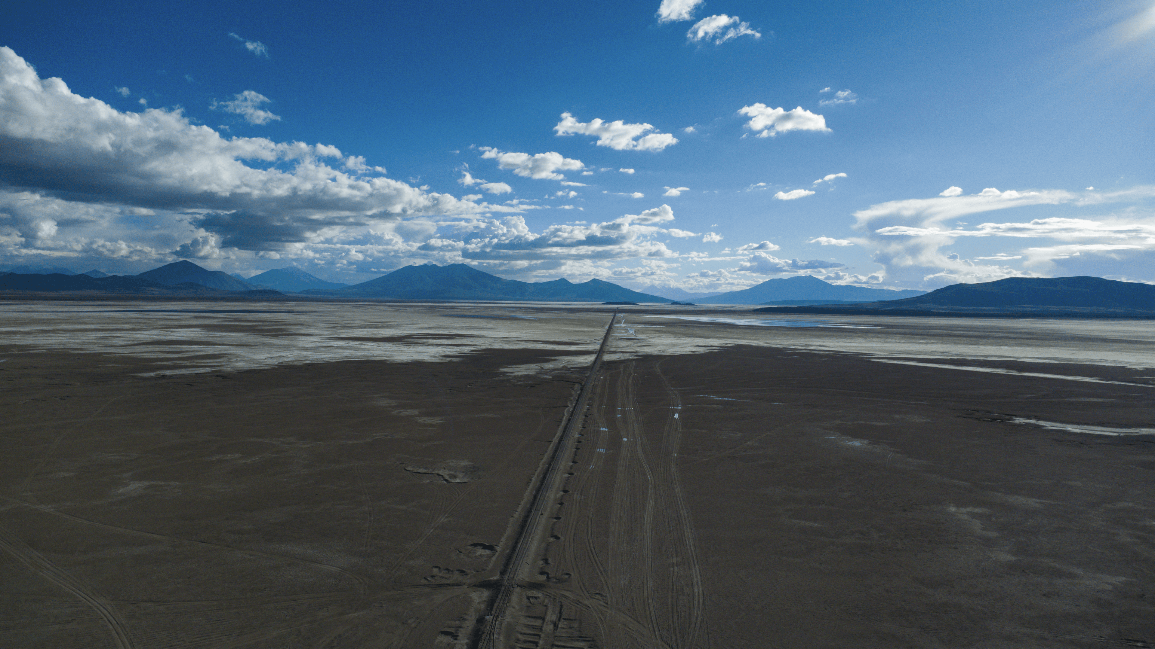 Grande étendu de sel dans le désert d'atacama avec la cordillère des andes