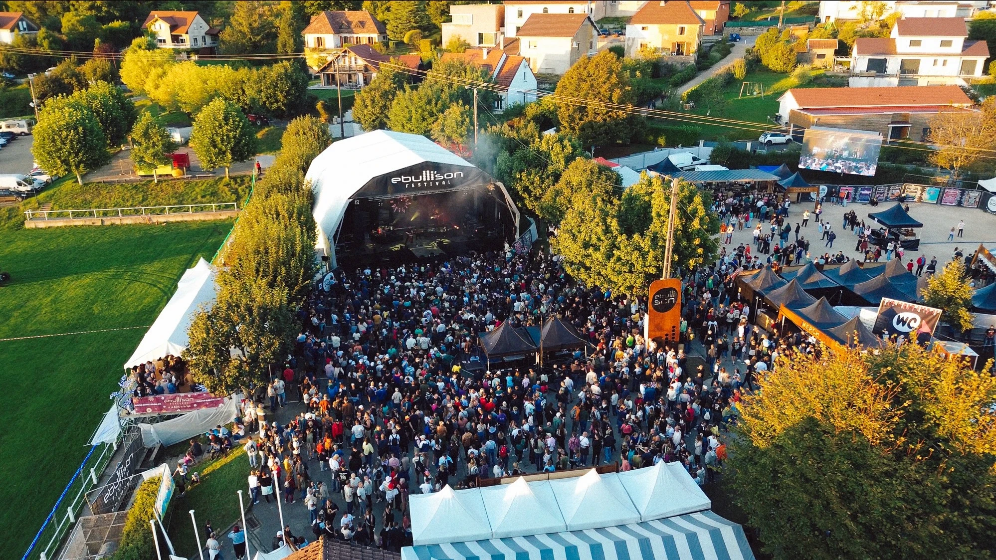 Vue aérienne du festival Ebulli’son et de son public
