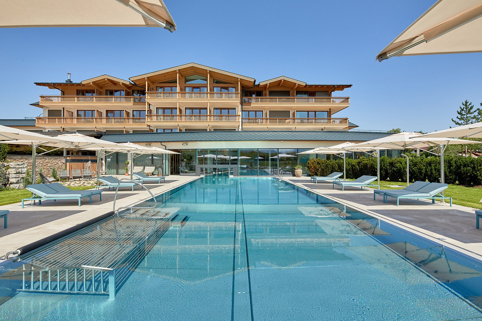 Außenansicht Hotel Laschenskyhof mit Pool.