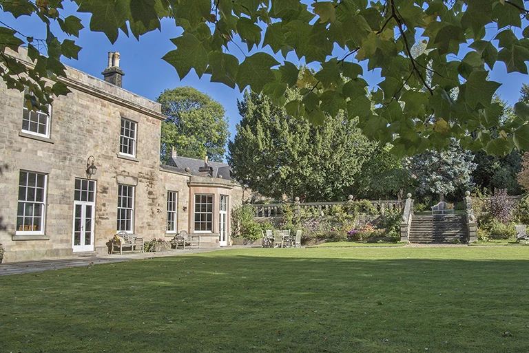 Hartingtons Heritage Tours hotel, Darley House, gardens in the shade