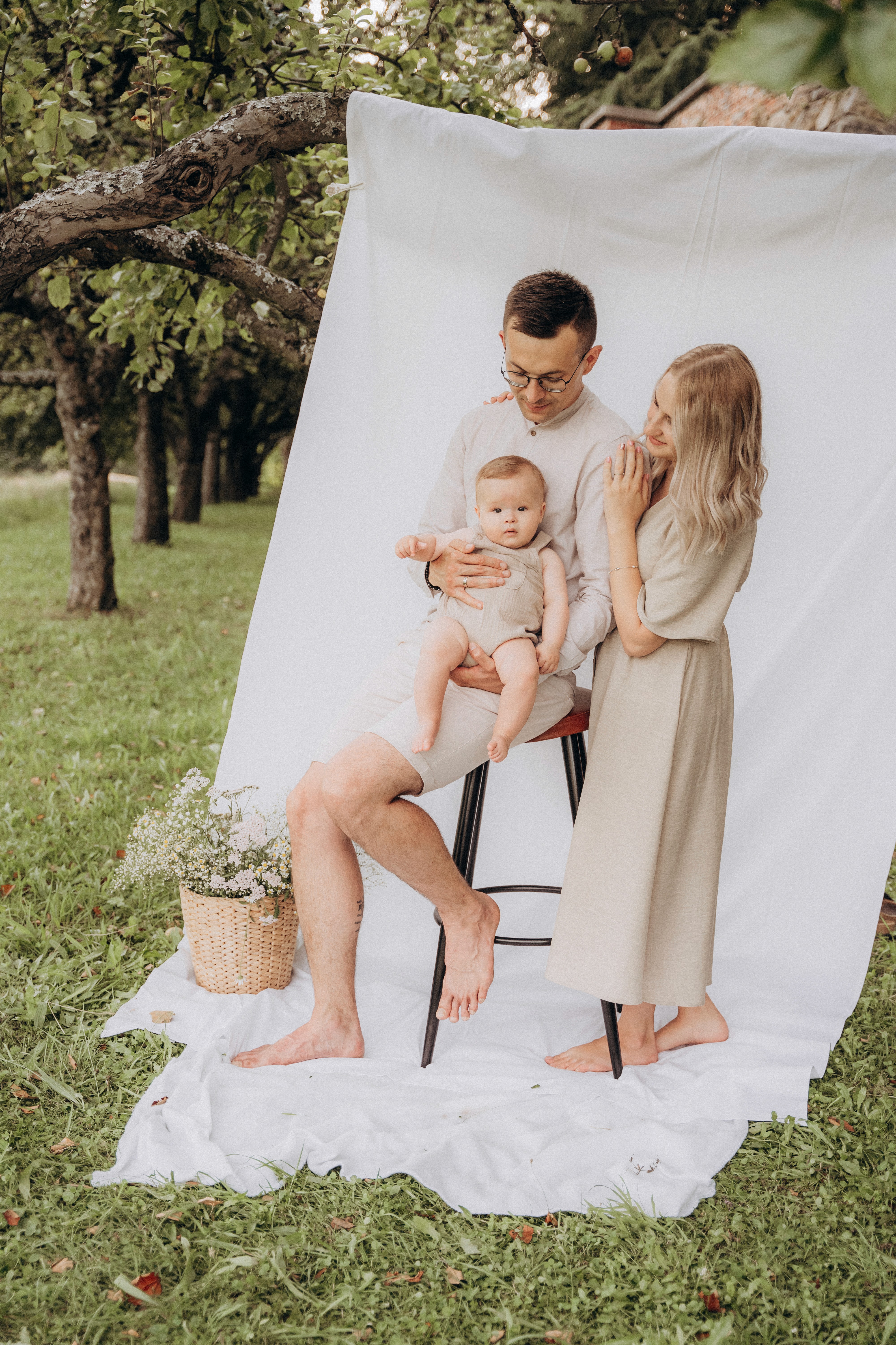 Familienfotografie Outdoor in Bogen – junge Familie mit Baby bei einem natürlichen Fotoshooting im Park.