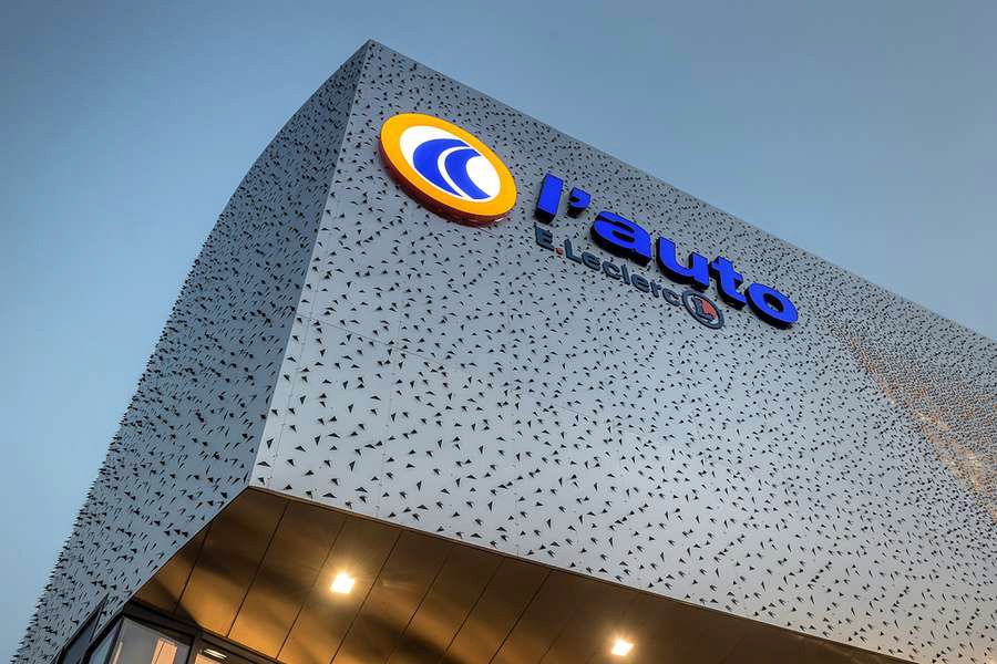 Soudeur professionnel en nacelle soudant une armaturevue contre plongée Leclerc Auto à Seclin – Nord | Photographe pro Anteale | Yann Manac’h