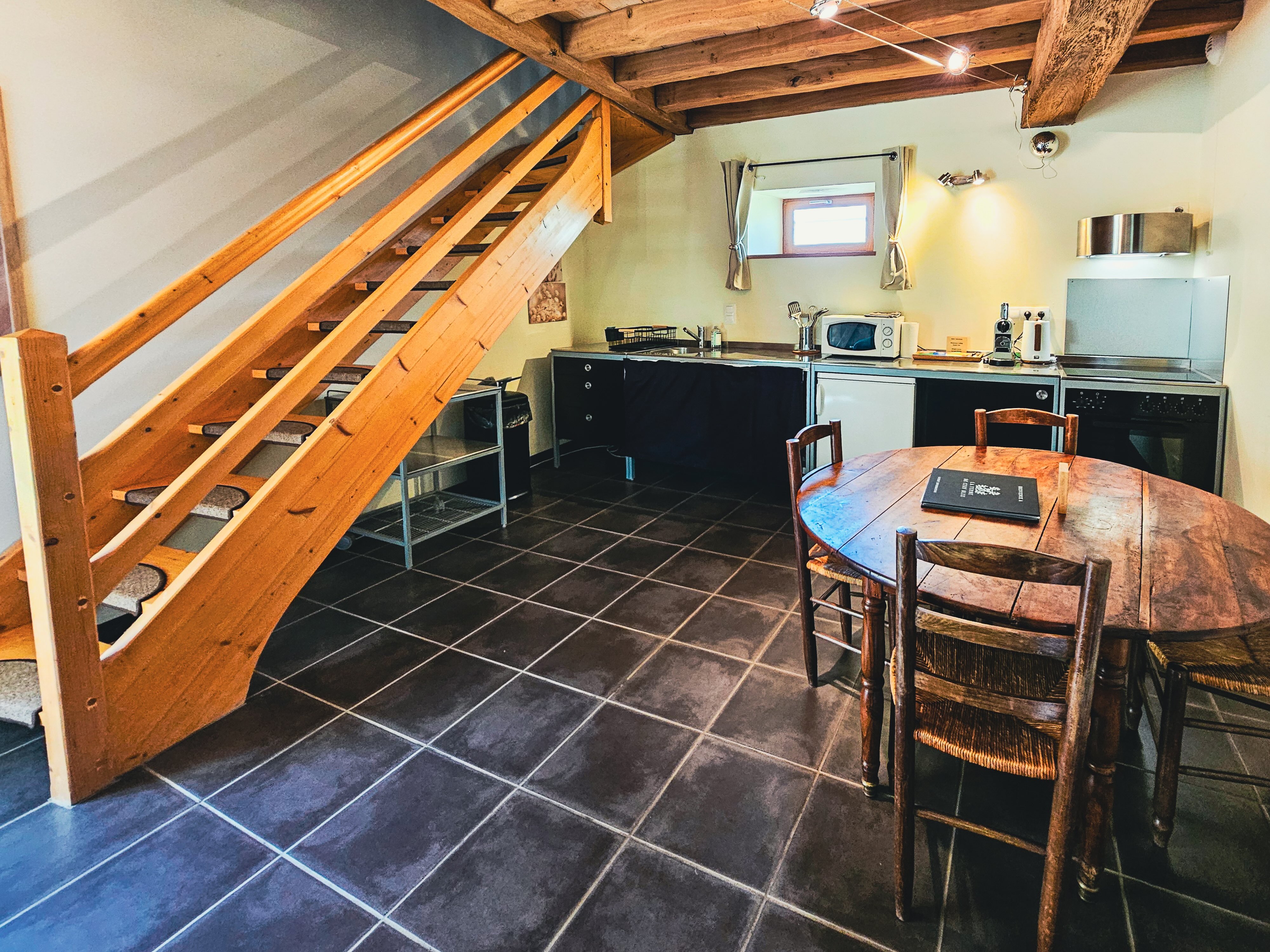 Escalier en bois et cuisine simple.