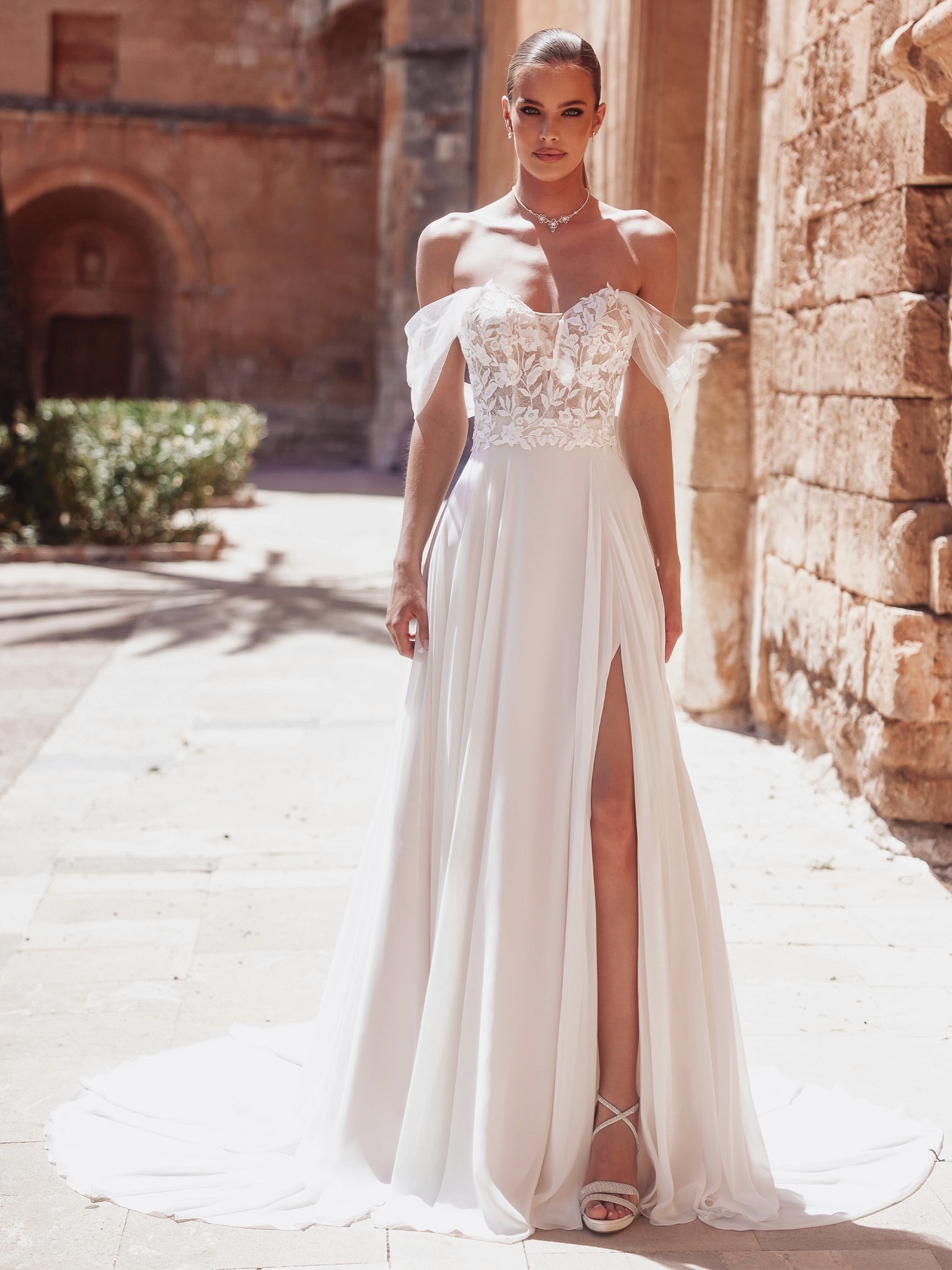 Moderne Brautmode als Zweiteiler für das Standesamt