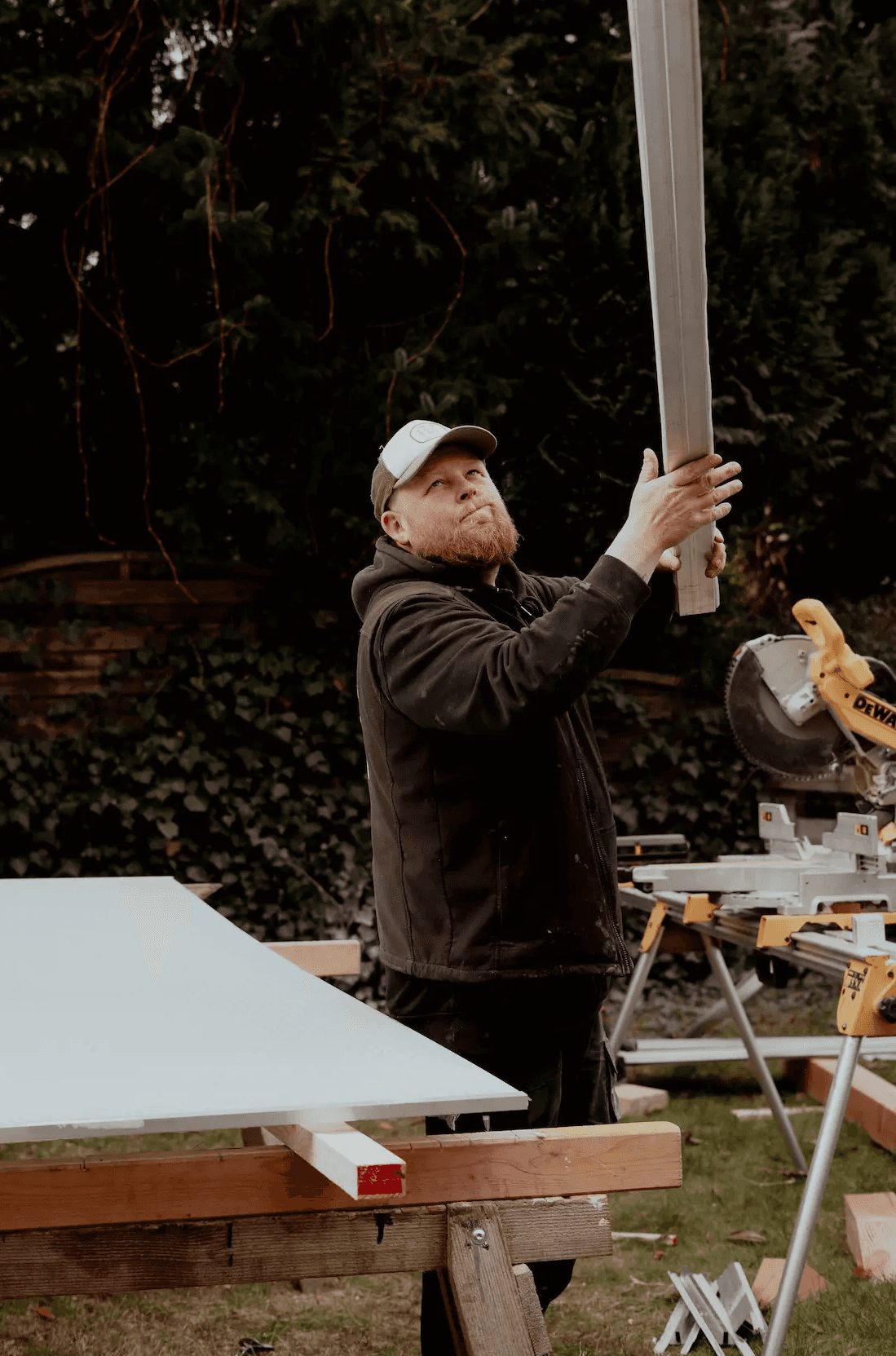 Ein Zimmermann gibt eine Stück holz nach Oben