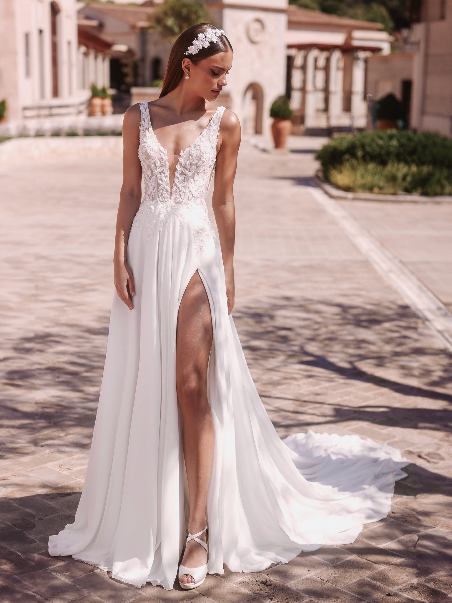 Schlichtes Hochzeitskleid mit fließendem Chiffonrock und klarem Spitzenoberteil