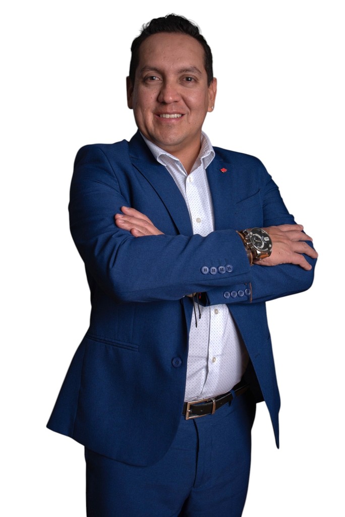 Juan, founder of JuancaEdu and financial planning specialist.