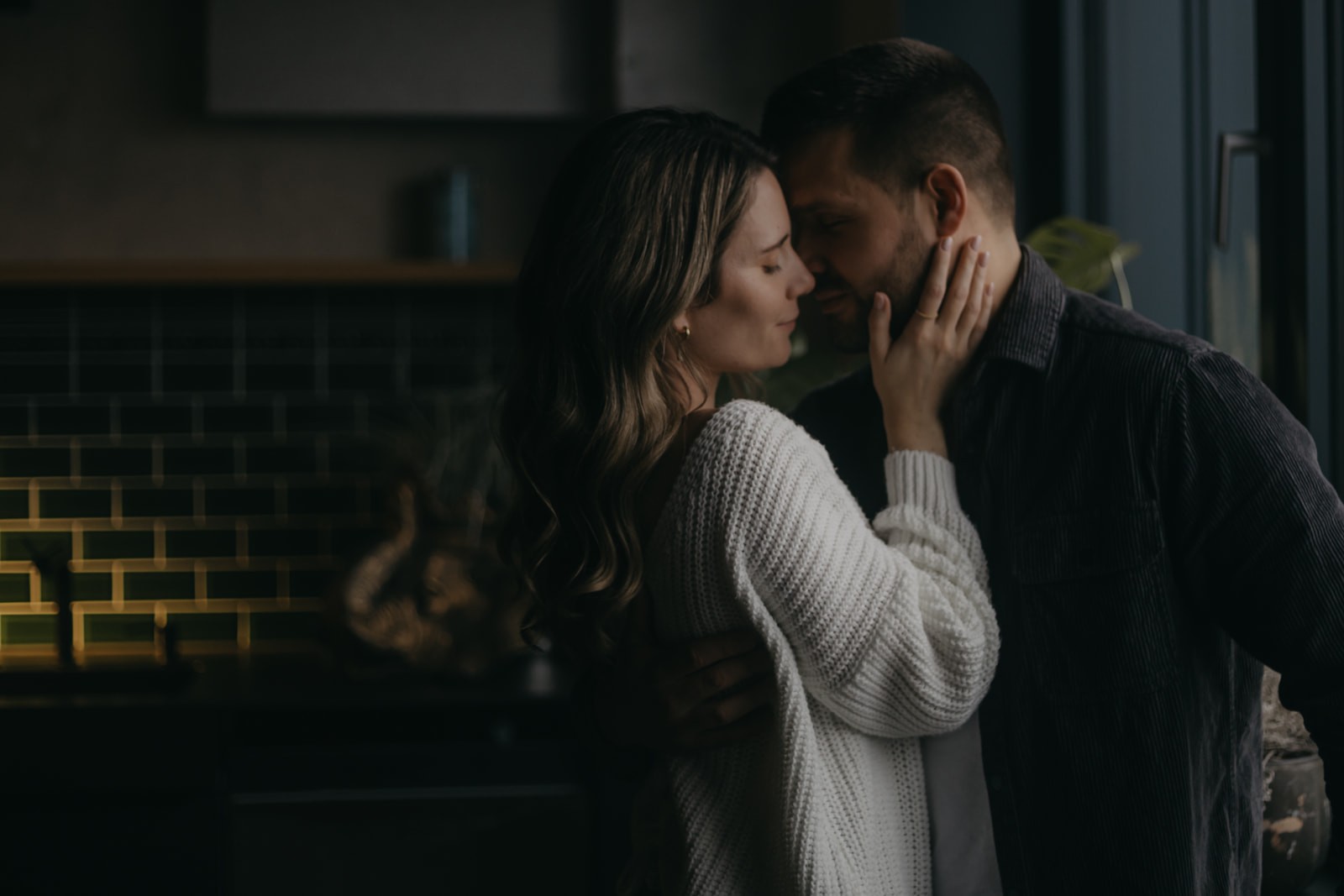 Paar schaut sich innig an.