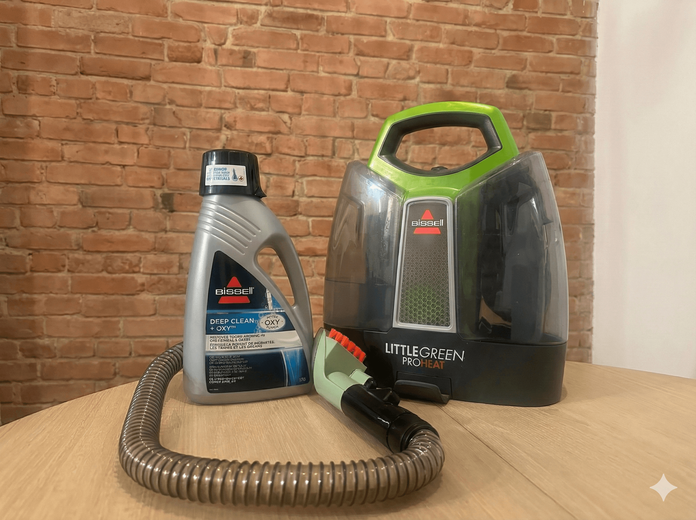 Nettoyeur de tapis portable Bissell Little Green ProHeat avec tuyau et solution nettoyante Deep Clean + Oxy, posé sur une table à Montréal Saint-Henri devant un mur de briques