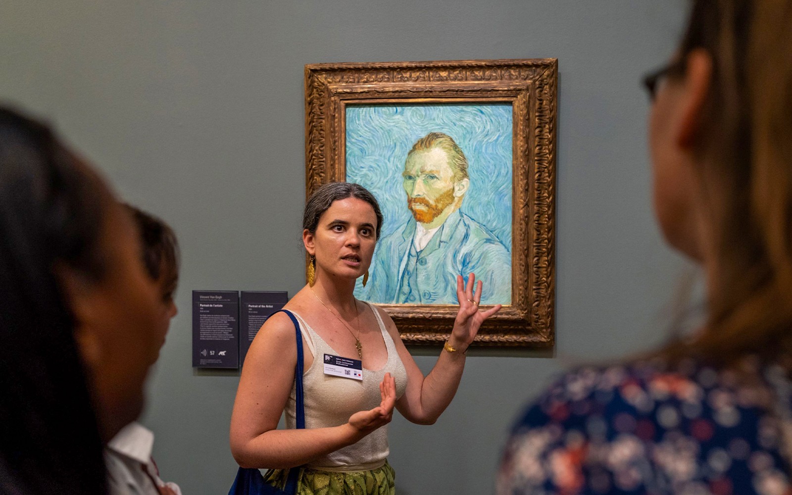 导游在巴黎奥赛博物馆讲解梵高的画作。