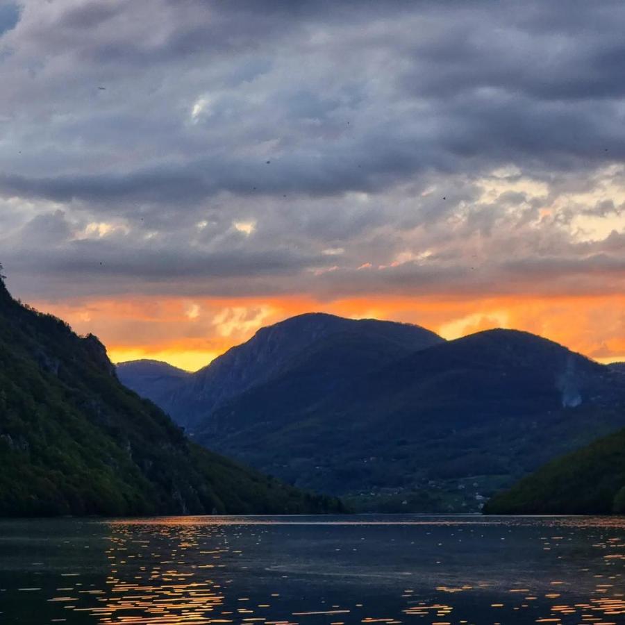 Pogled sa Splava Perucacki Raj na Perucackom jezeru