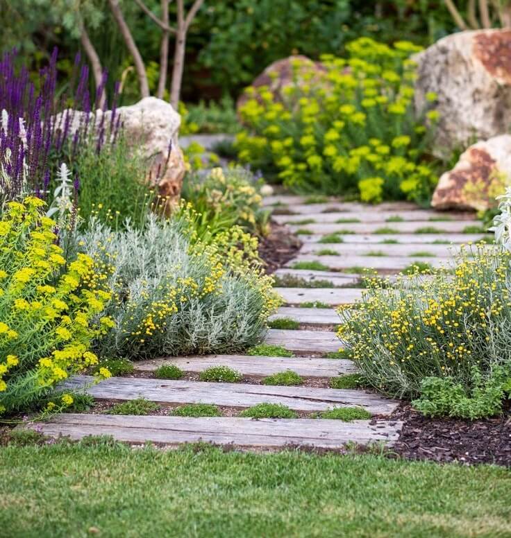 Cestička tvořená dřevěnými nášlapy