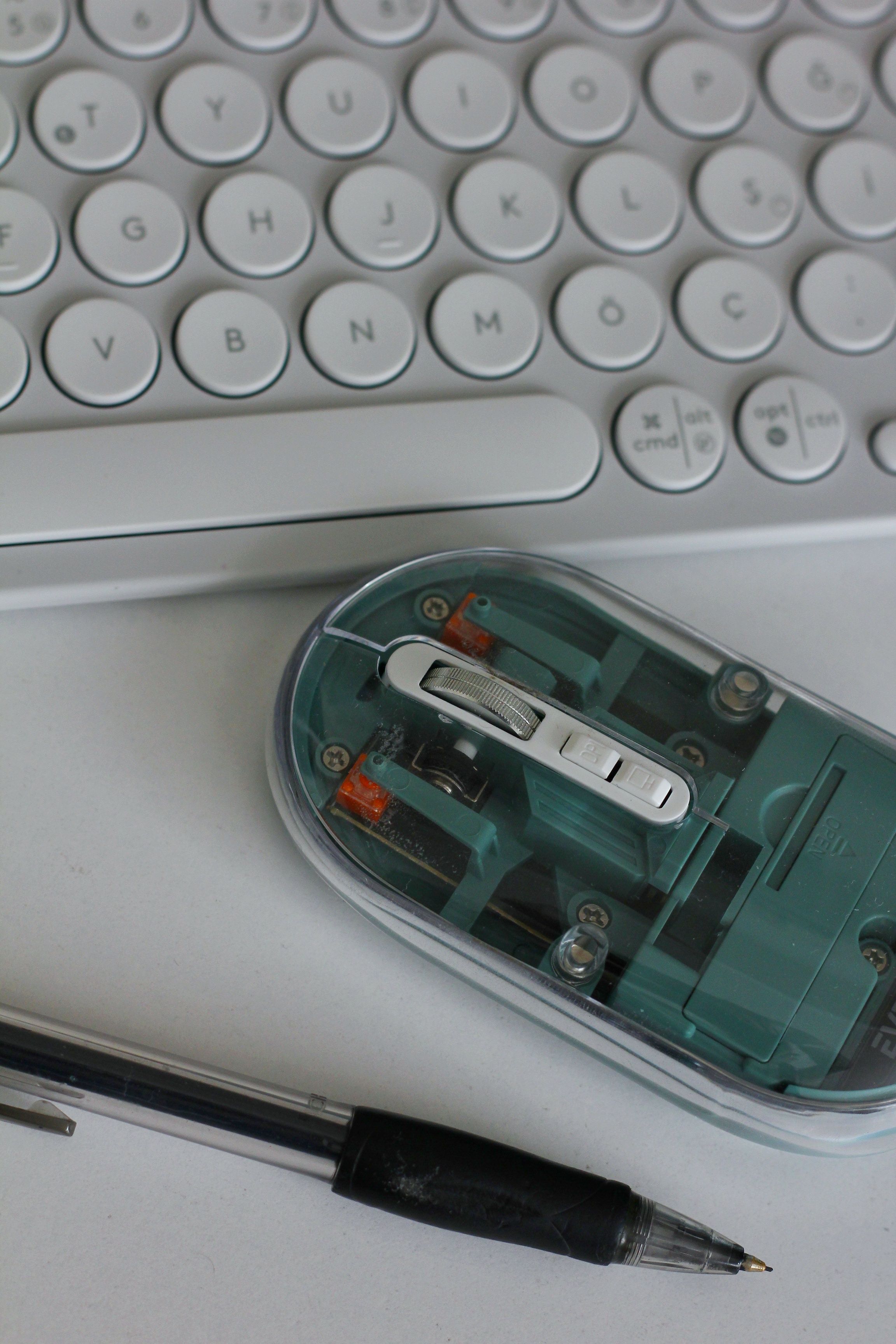 a-top-down-view-of-a-keyboard,-transparent-mouse,-and-pen-on-a-white-desk,-showc - hilal-cavus (pexels)