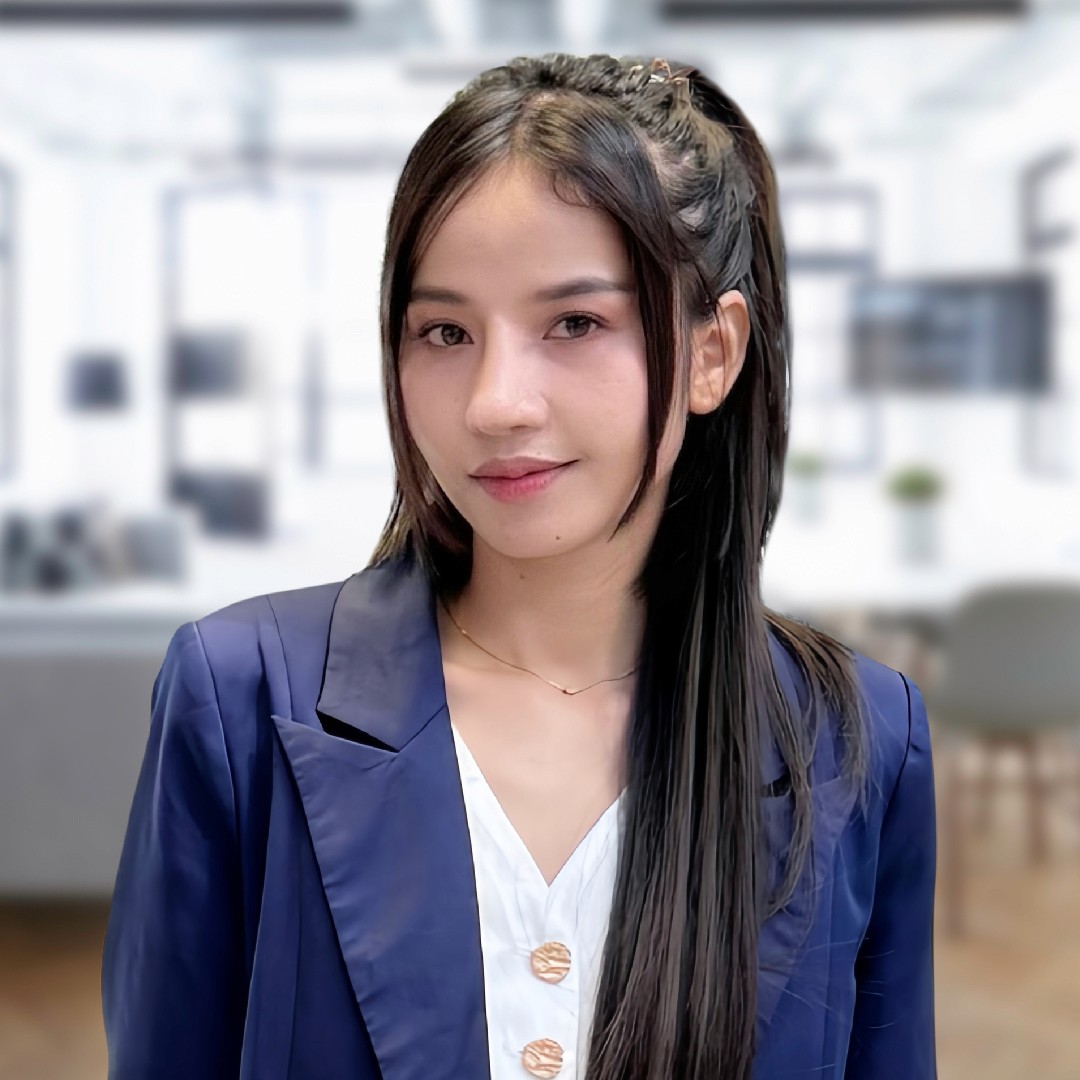 Headshot of Juu Rii, New Launch Specialist for high-rise investment units.