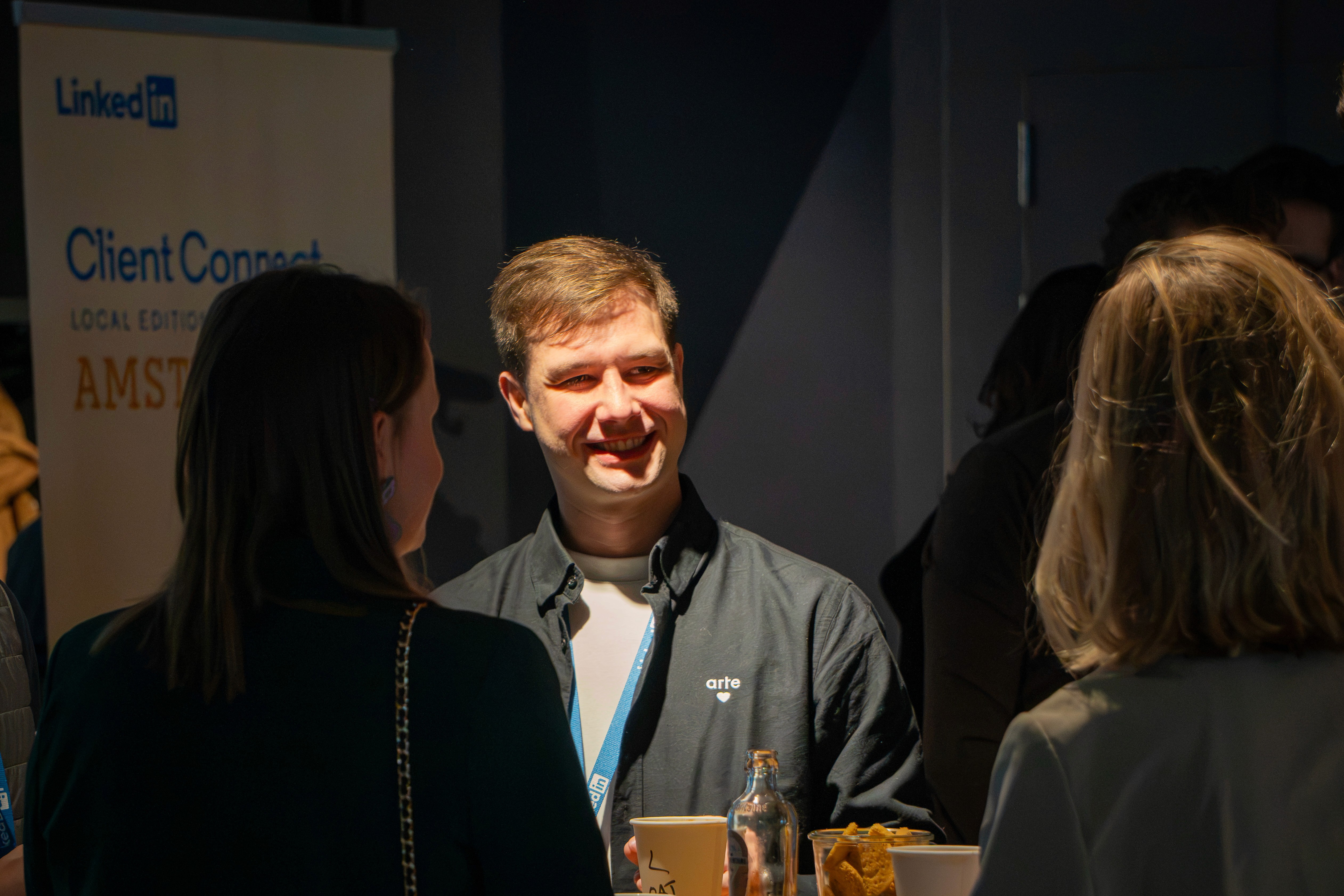 Gasten in gesprek tijdens het netwerkgedeelte van Client Connect