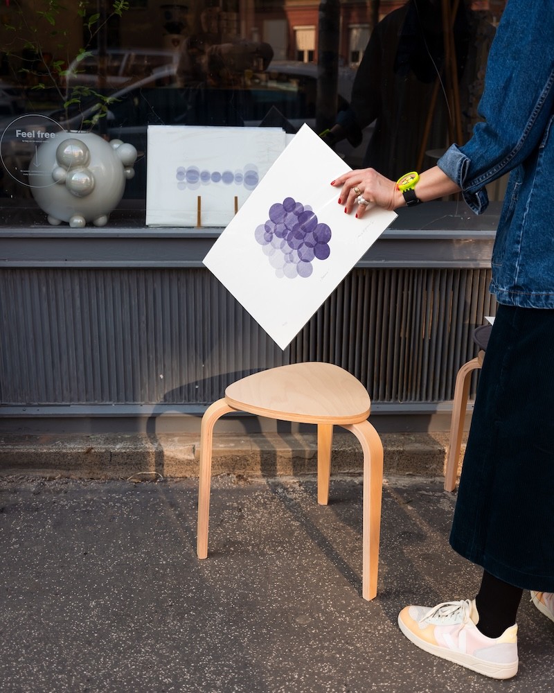 Grafika BUBBLES od Niny A. Šoškovej pred výkladom suvenir shopu & café