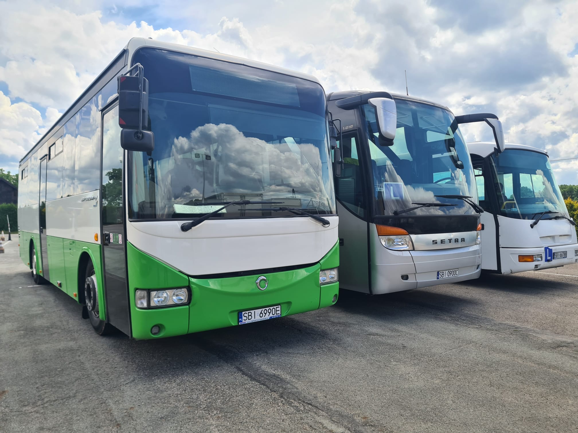 Kurs prawa jazdy kategorii D w CKZ Cypcer, przygotowujący do prowadzenia pojazdów komunikacji publicznej, takich jak autobusy.