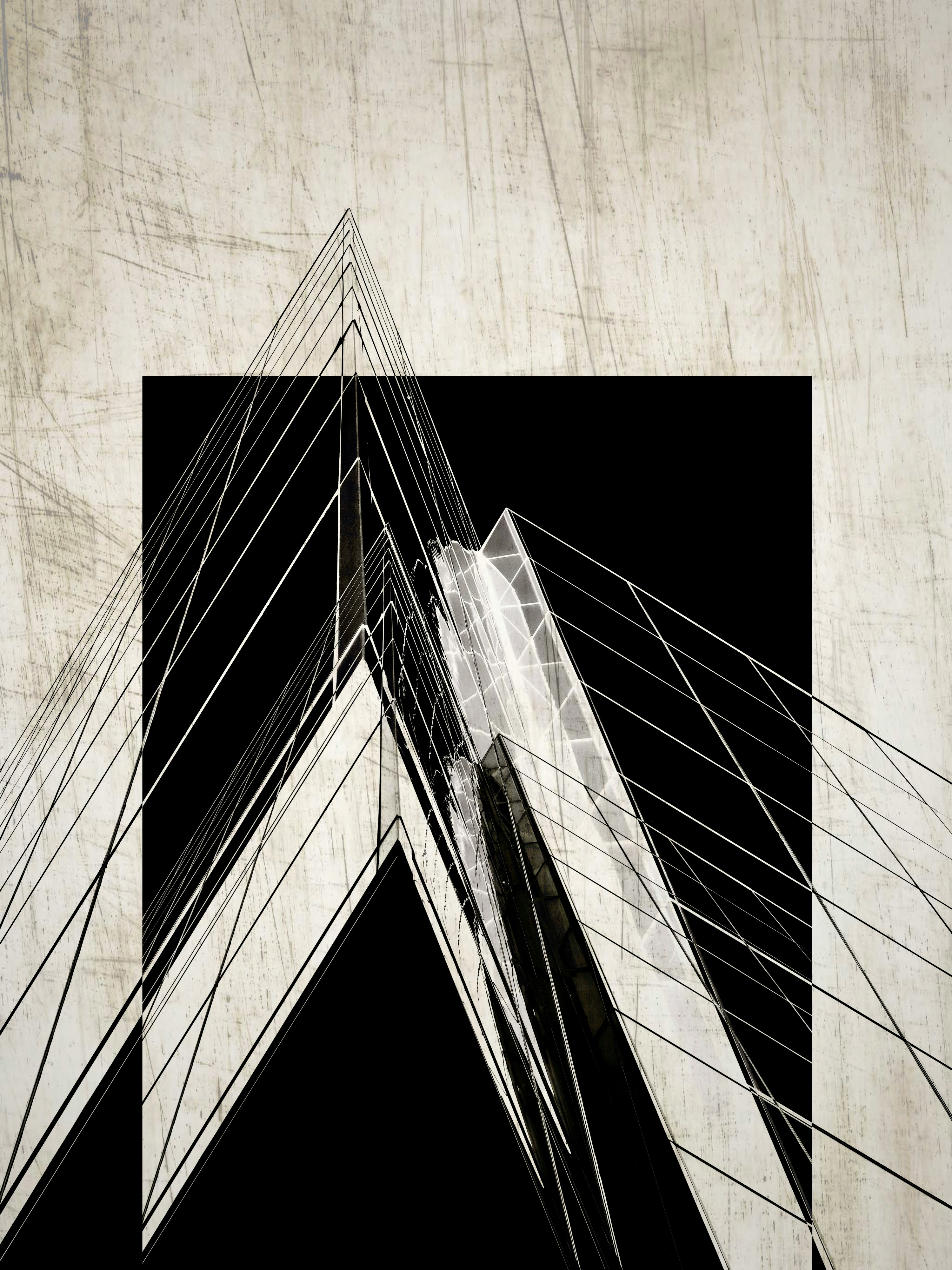 عمل فني كولاج تجريدي يظهر خطوطاً هندسية معمارية متشابكة ودقيقة ضد خلفية خشنة، يرمز إلى كفاءة وأمان أنظمة المحاسبة المعتمدة والفوترة الإلكترونية في السعودية في حماية الشركات من كابوس الغرامات