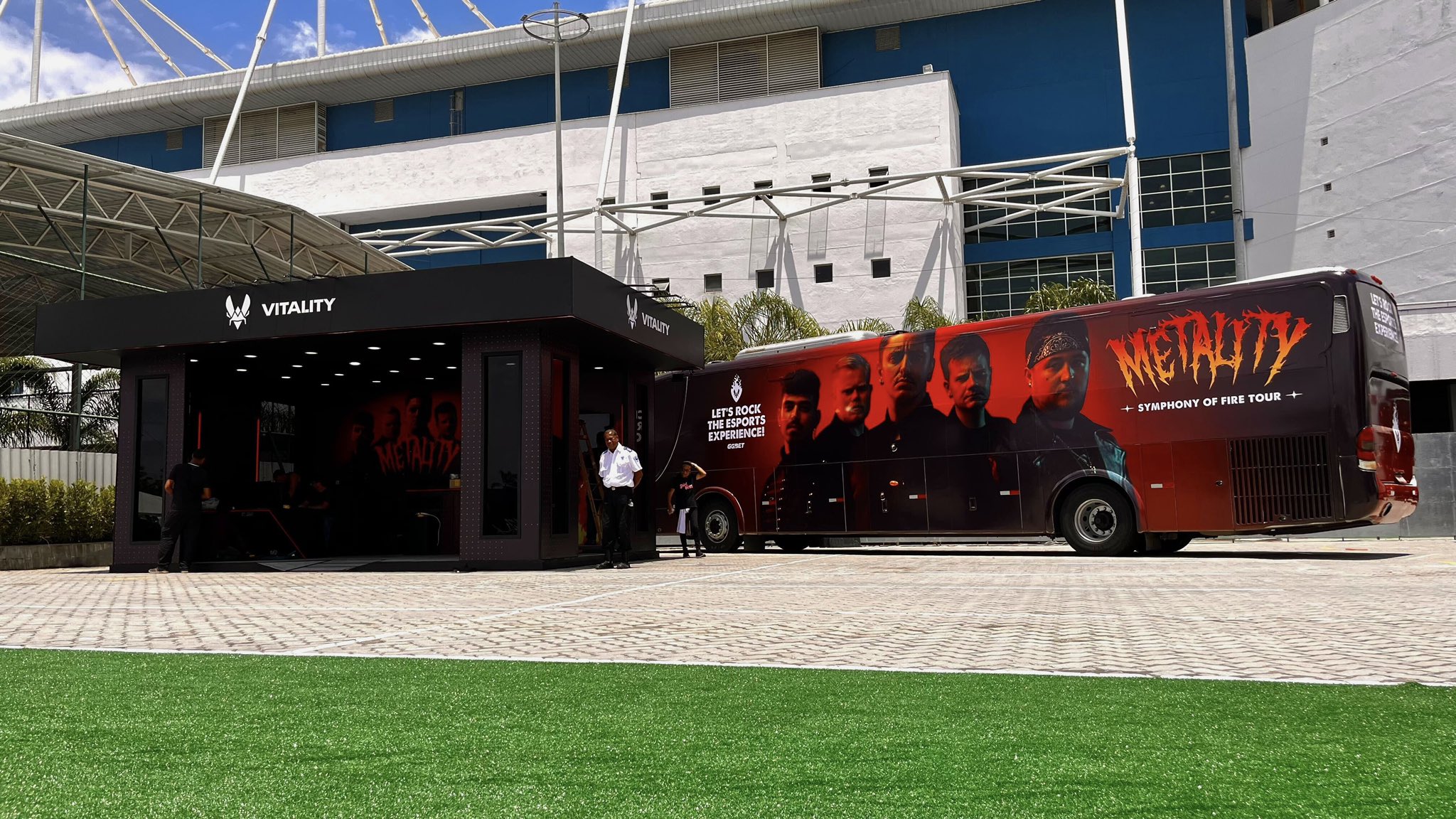 Visuel du Projet Metality : un bus de tournée de l'équipe Metality en rouge et noir présentant les visages des joueurs et le texte blanc "Rockons l'expérience esports ! GGBET"