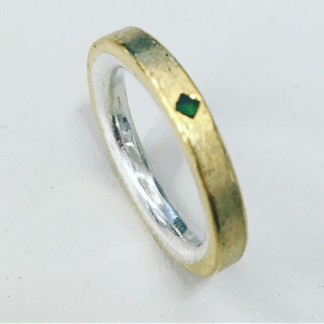 Nahaufnahme eines Ringes Gold Silber Ring mit Smaragd 