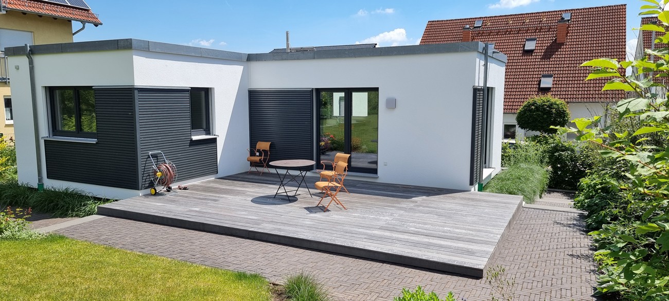Modernes Tiny House in Holzbauweise mit Terrasse in Friedrichsdorf bei Frankfurt – energieeffizienter Büro-Neubauprojekt „Trudi“.