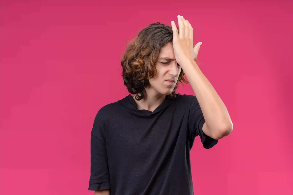 Ergenlikte öfke ve duygusal zorlanma yaşayan genç, Karşıyaka ergen psikoloğu desteği