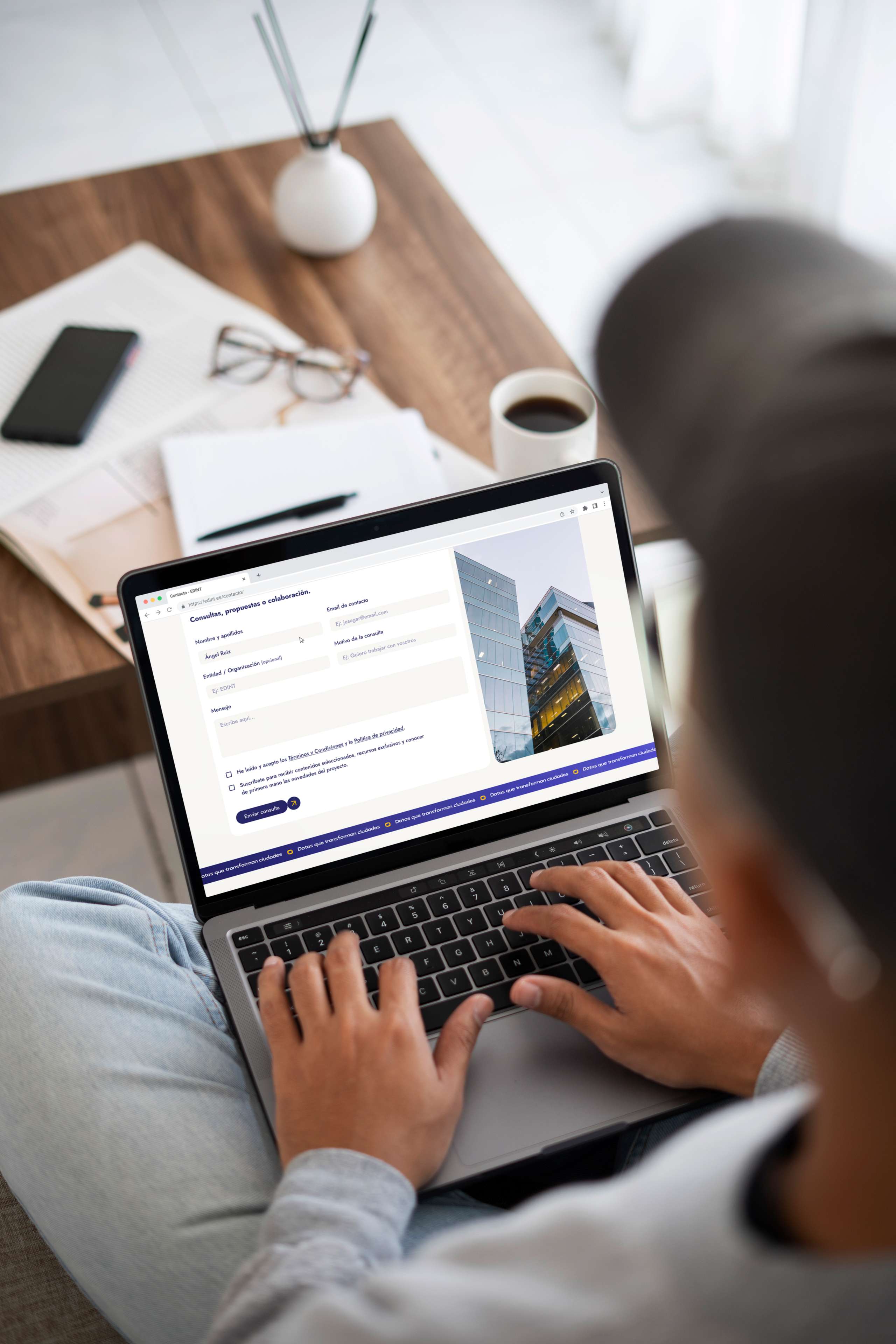 Imagen de un hombre usando el ordenador