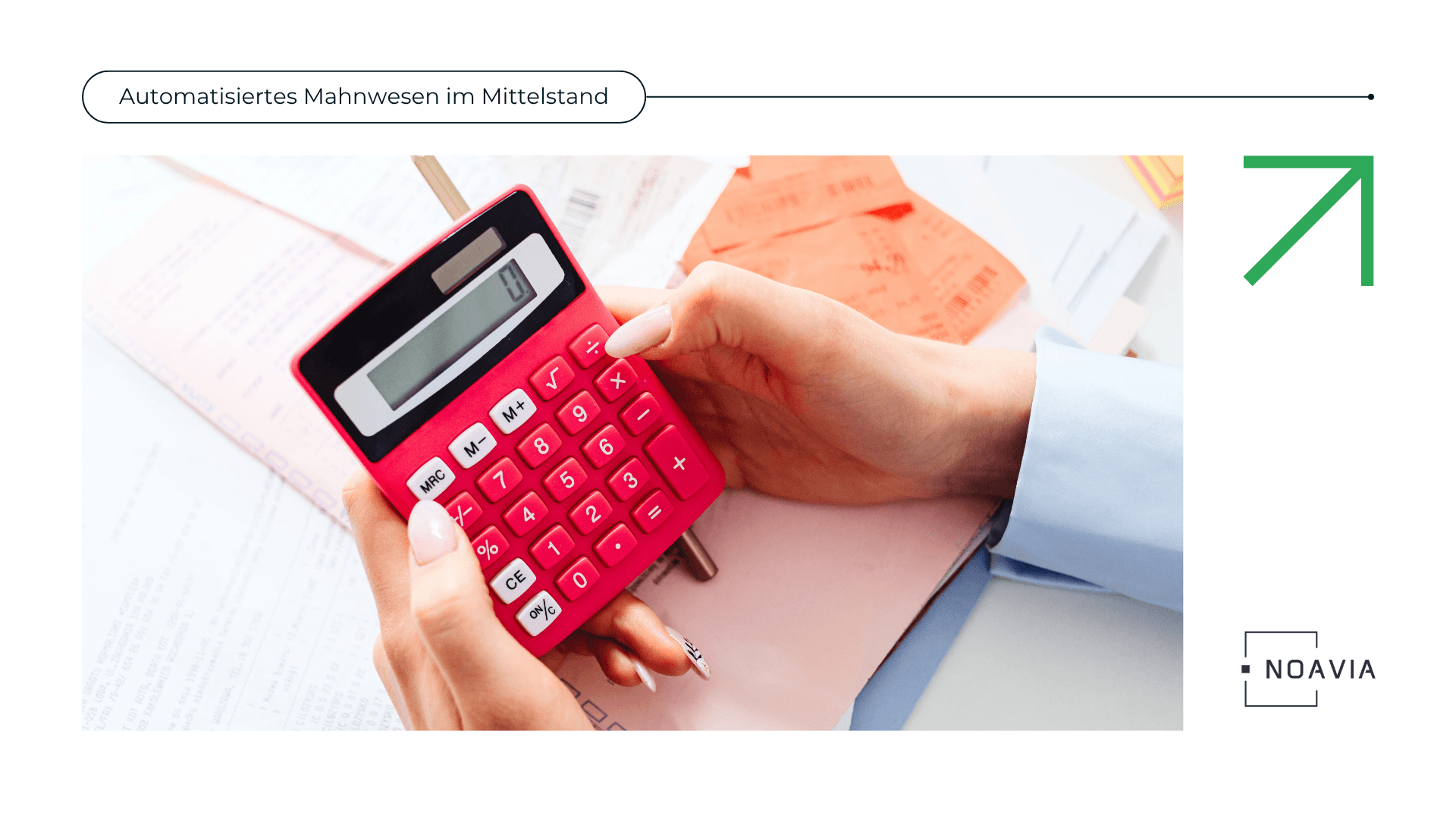 Hand hält roten Taschenrechner über Rechnungsunterlagen, Illustration zum Thema automatisiertes Mahnwesen im Mittelstand, offene Rechnungen Mittelstand reduzieren, Forderungsmanagement digitalisieren, automatisches Mahnwesen einführen und Zahlungsverzug Mittelstand vermeiden.