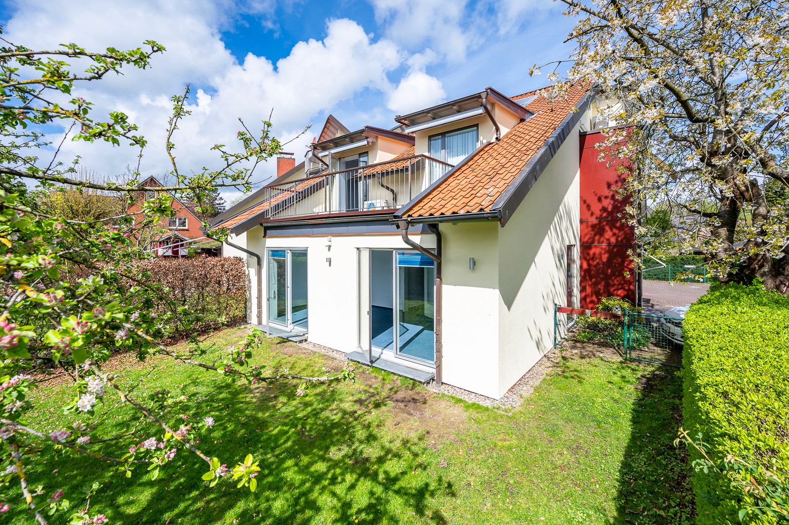 Einfamilienhaus mit Vorgarten in Kiel mit roter Ziegelsteinwand