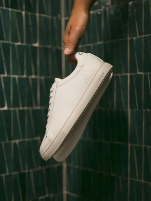 Dans le lookbook de la marque Danoise Another Aspect, le mannequin porte un costume gris et une chemise blanche