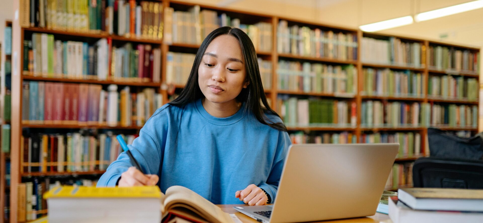 student preparing for thesis - How To Write A Thesis For A Research