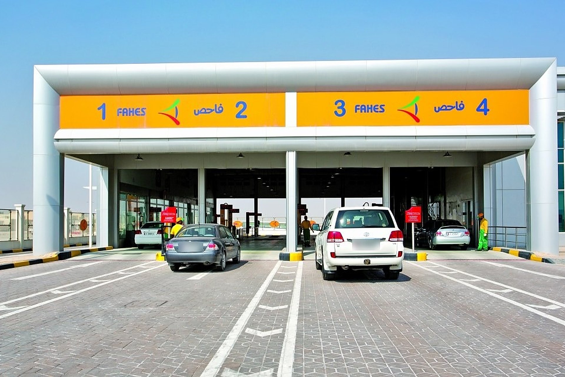 Les voies d'inspection 1 à 4 d'une station Fahes, l'organisme officiel du contrôle technique au Qatar, avec des voitures qui attendent leur tour
