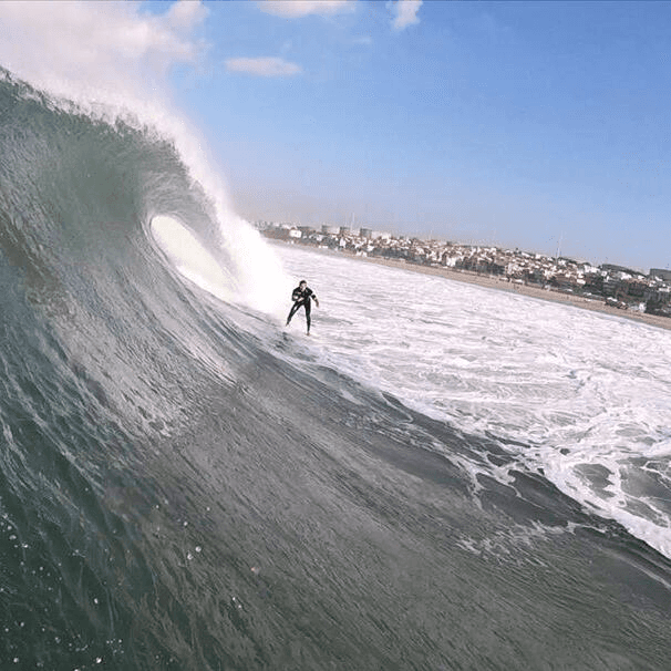 Surfer riding giant wave – surfboard rental in los-angeles