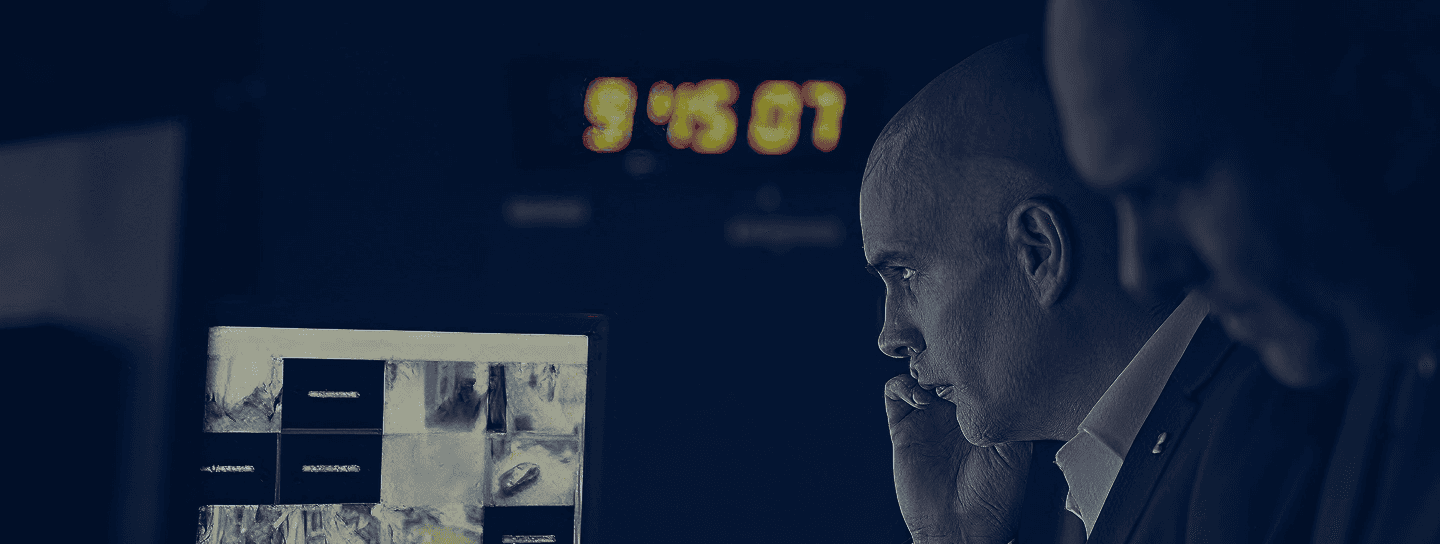Deux agents de sécurité dans une salle de surveillance CCTV au sein d’un centre de contrôle.