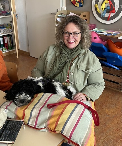 Foto von Sandra und Lovis in der Schule