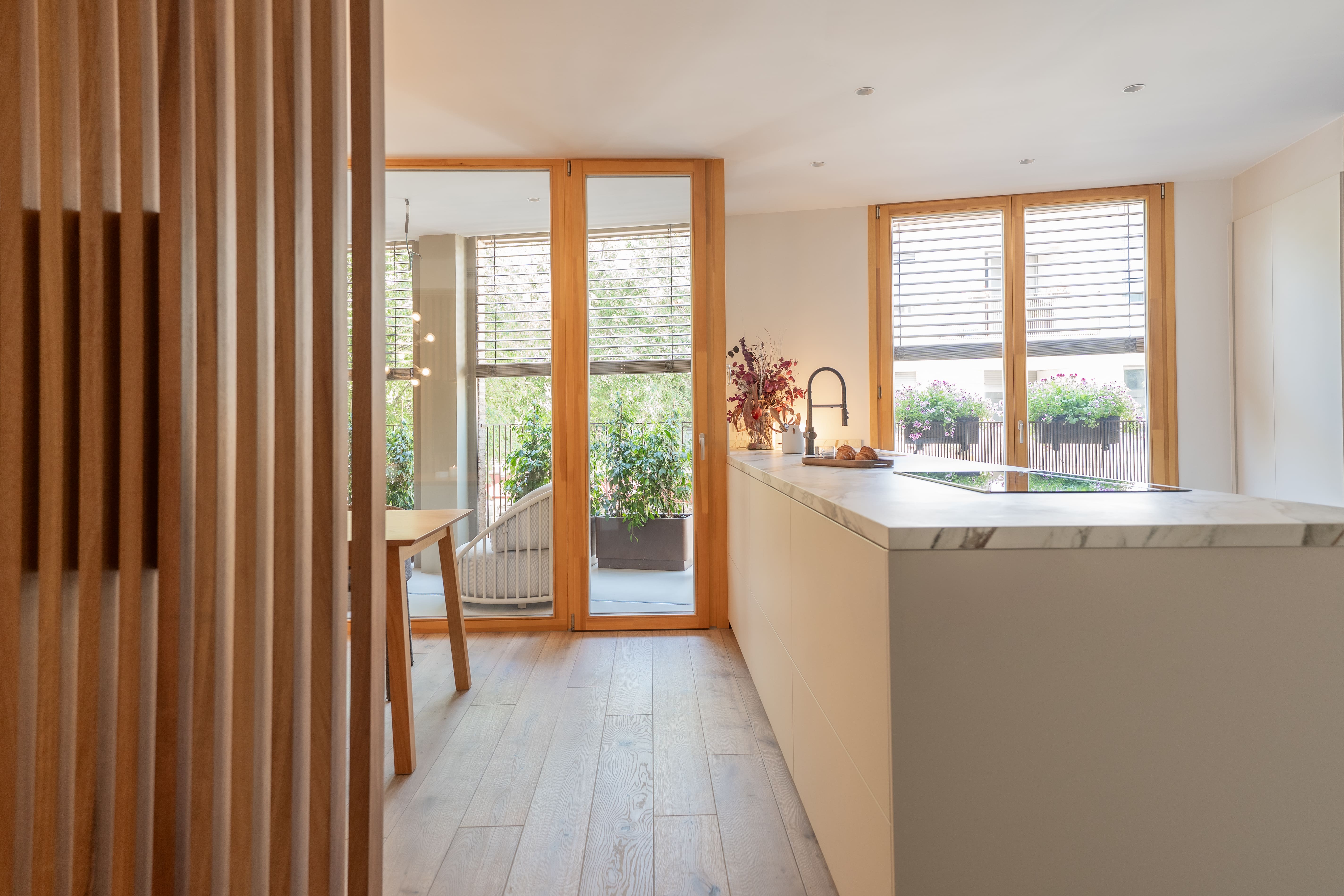 Cocina abierta de Santos con encimeras de mármol