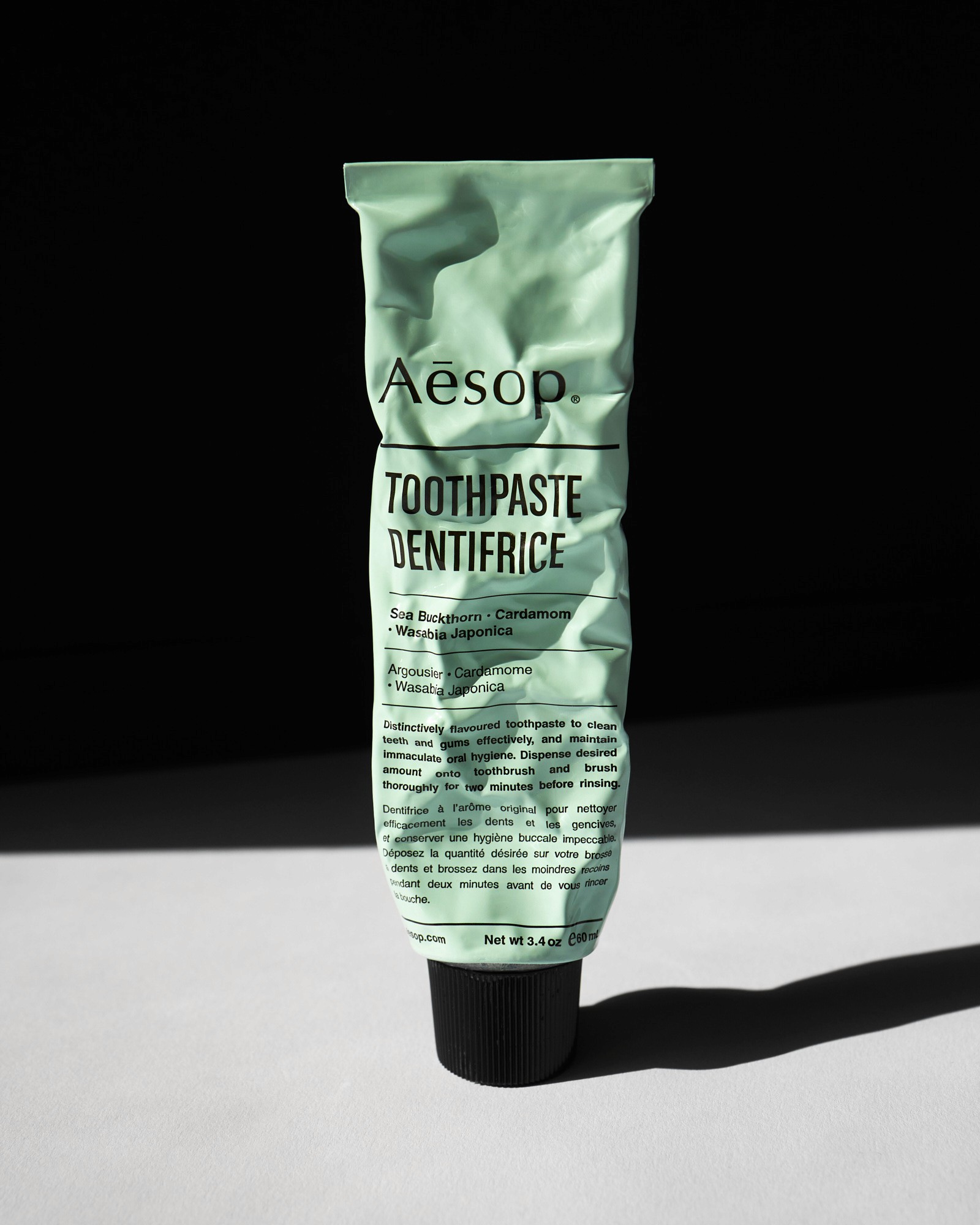 Nahaufnahme einer Aesop Zahnpasta-Tube vor dunklem Hintergrund