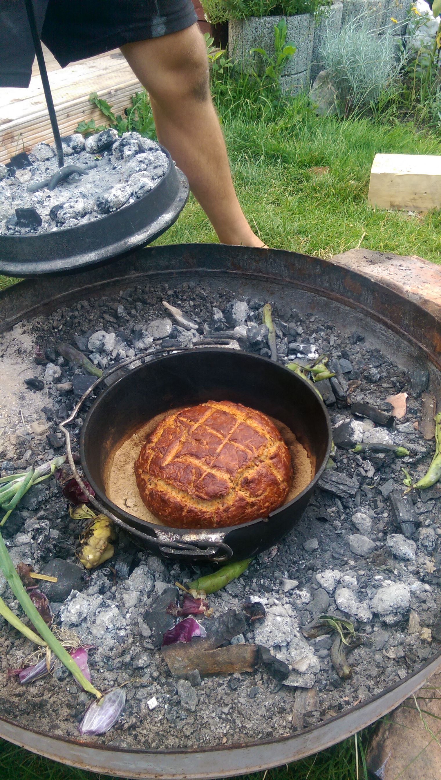 Brot im Dutch Oven über der Glut