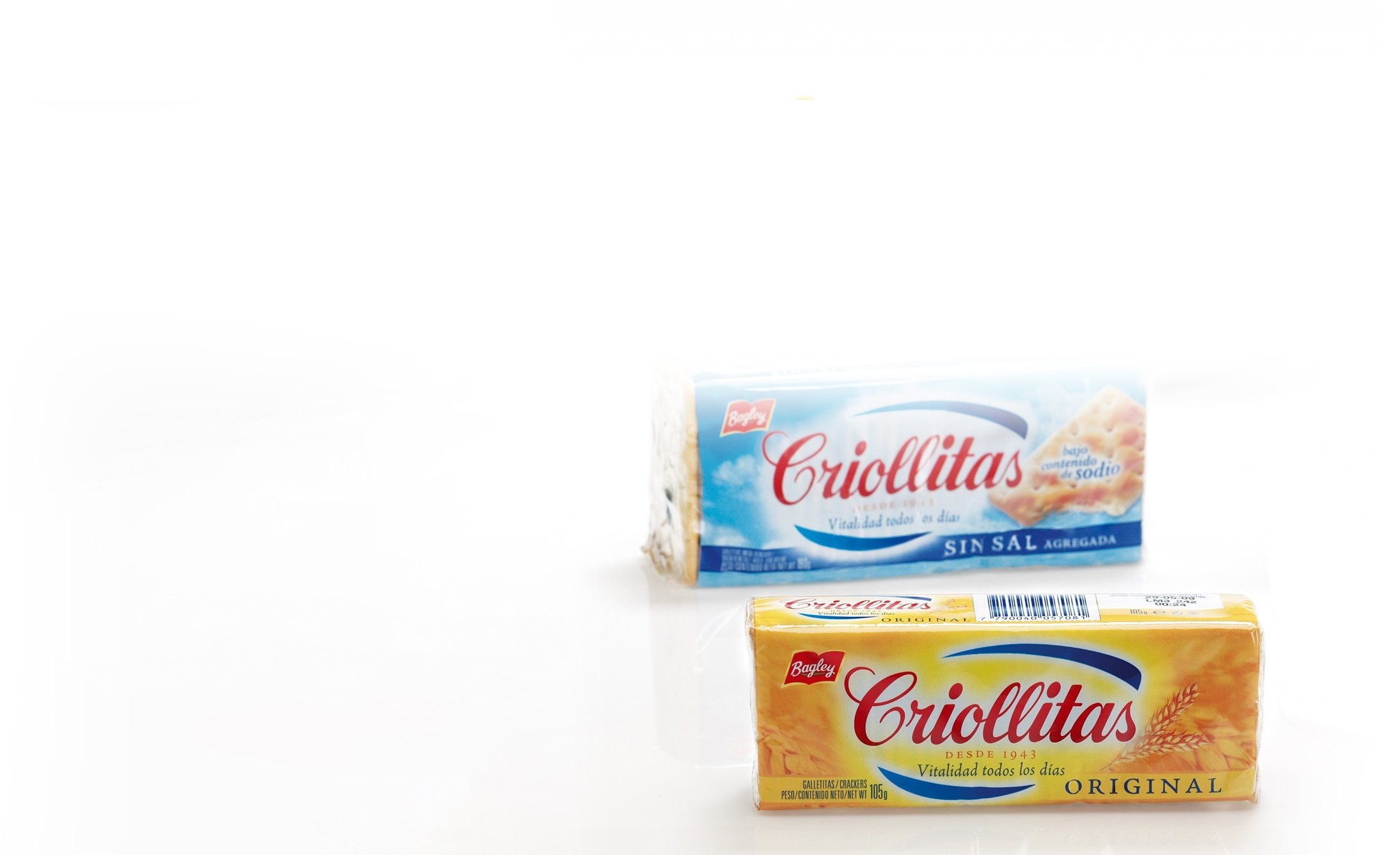 Packaged crackers on a white background. Front package is yellow, labeled "Original"; back package is blue, labeled "Sin Sal" (without salt).