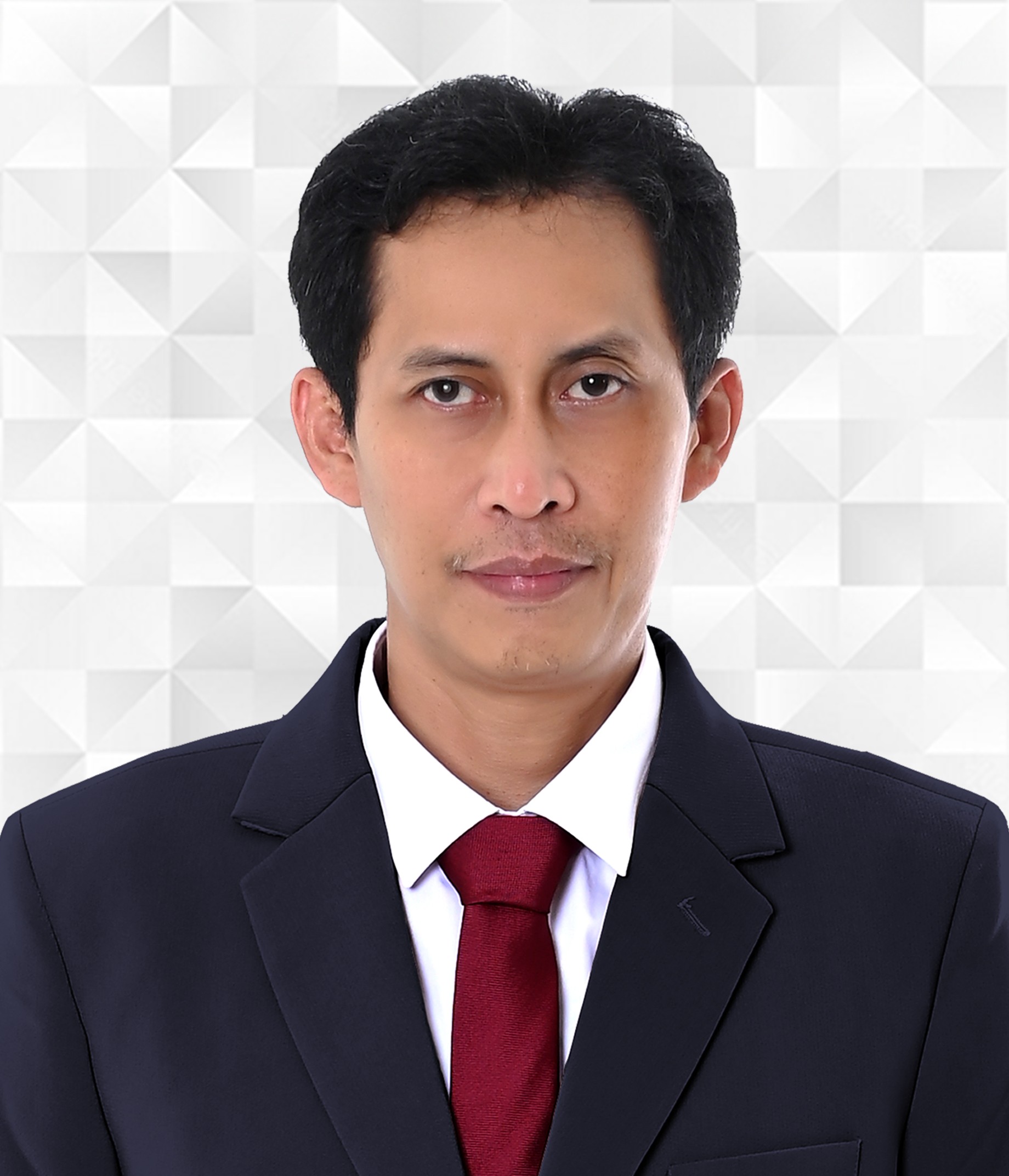 Foto portrait komisaris utama collega Gumilar Satriawan menggunakan jas hitam dan dasi berwarna merah marun