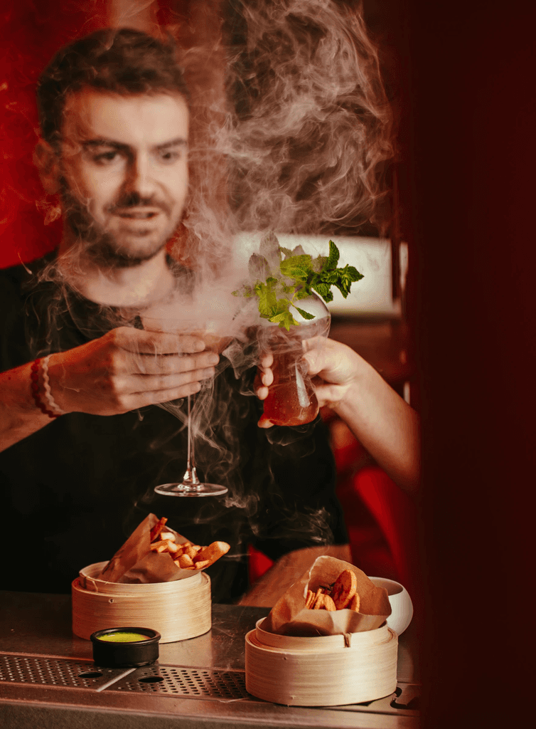 Vue plongeante d’un bar événementiel installé pour une animation cocktail entreprise à Paris