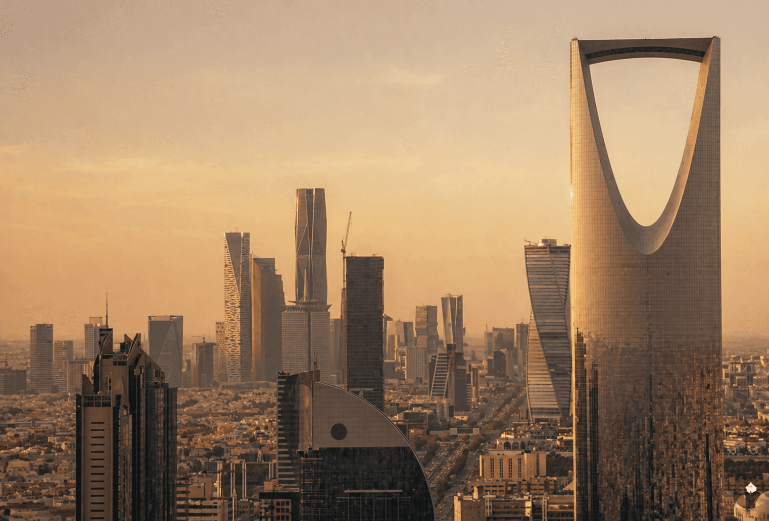 مبنى طويل جدًا مع سماء زرقاء في الخلفية
