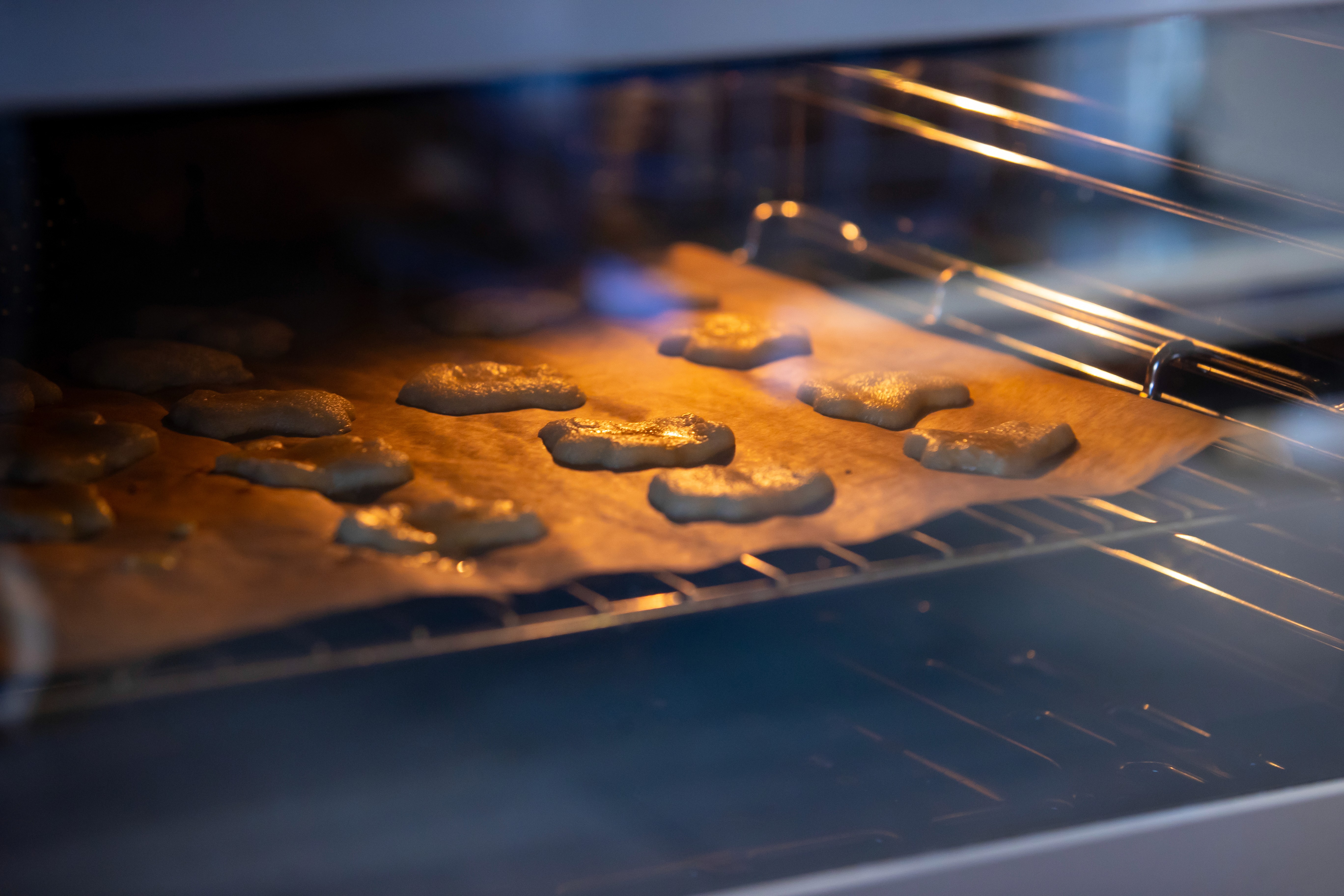 Samen kijken in de oven naar de koekjes.