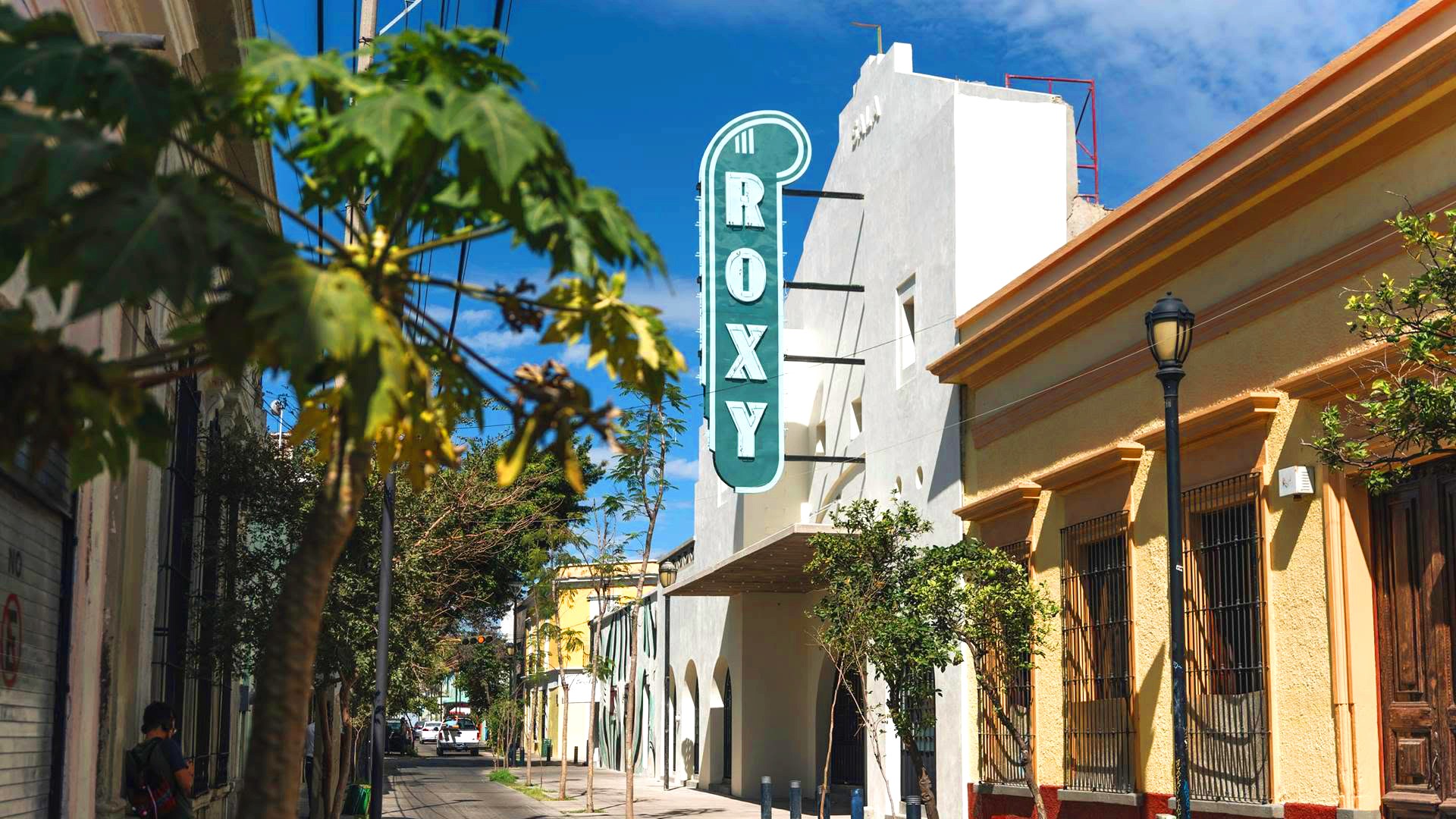 Fachada de Sala Roxy y su letrero sobre la calle Mezquitán en Guadalajara