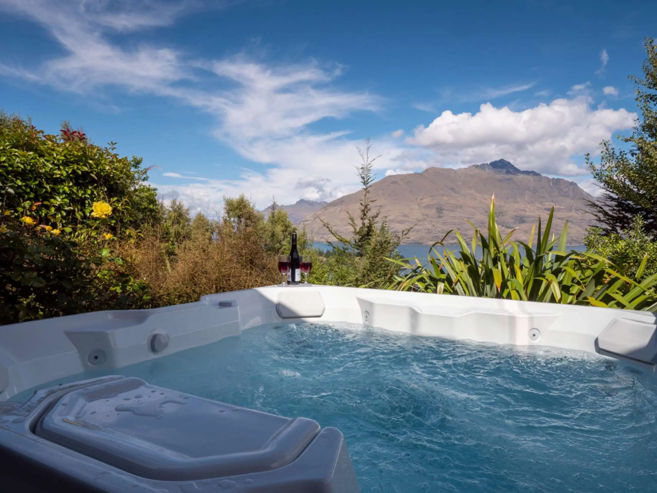 Spa in Queenstown with a view of the mountains